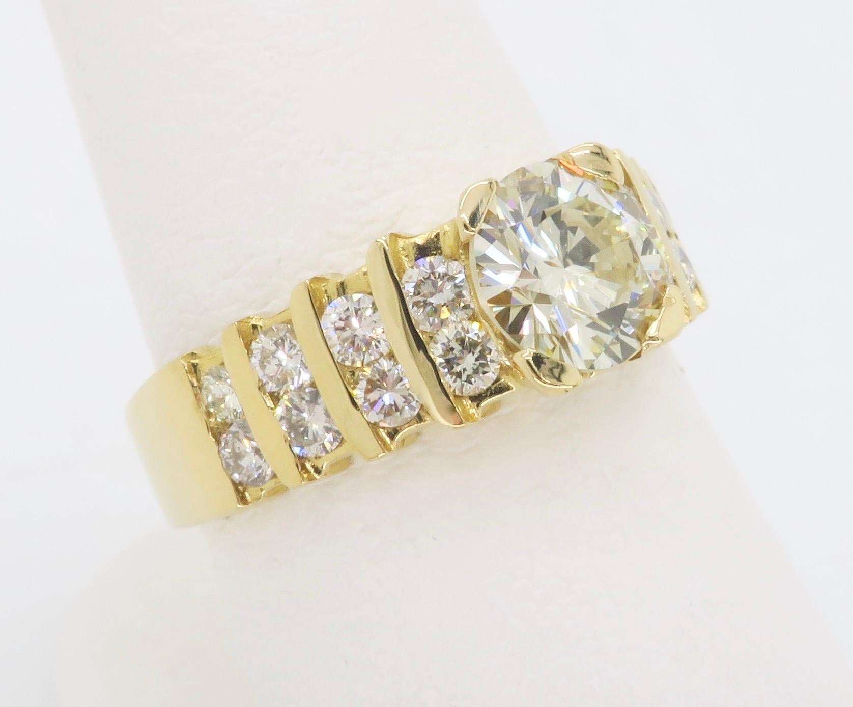 Round Cut 1.54ctw Diamond Encrusted Ring in 14k Yellow Gold For Sale