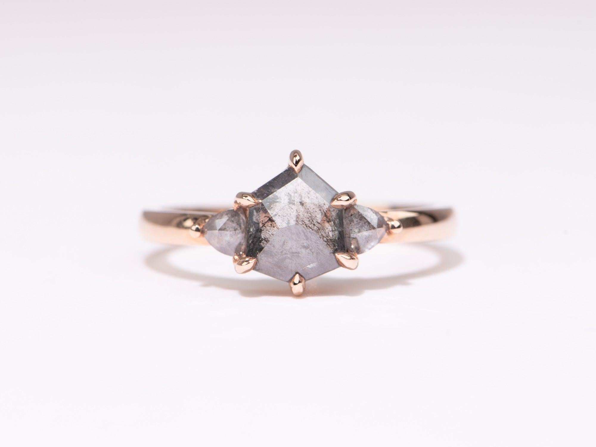 ♥ Anello di fidanzamento a tre pietre con diamante sale e pepe da 1,54ctw in oro rosa 14K R6674

♥ La pietra centrale è un diamante esagonale tagliato a gradini con effetto sale e pepe. È delicatamente incastonato in oro rosa 14K con 6 griffe e