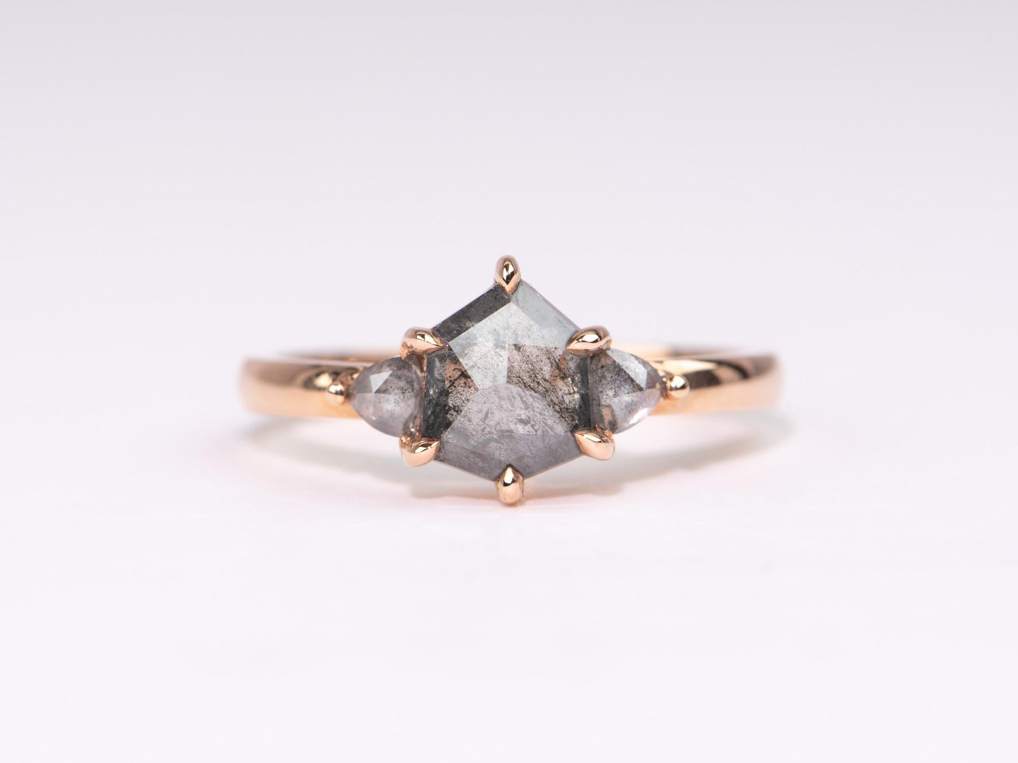 Taglio a rosa Anello di fidanzamento a tre pietre con diamante sale e pepe da 1,54 carati in oro rosa 14K R6674 in vendita