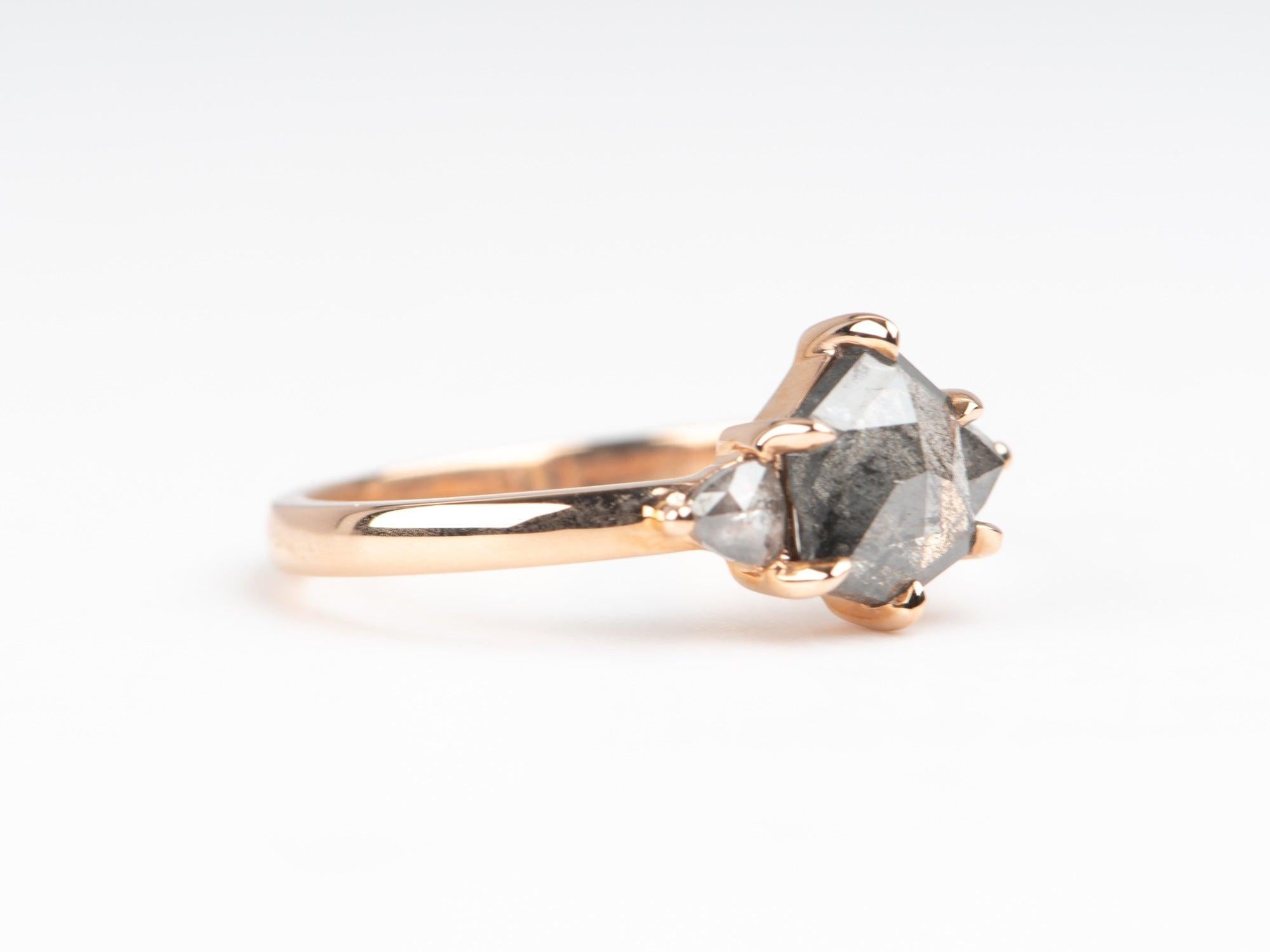 Anello di fidanzamento a tre pietre con diamante sale e pepe da 1,54 carati in oro rosa 14K R6674 In condizioni Nuovo in vendita a Osprey, FL