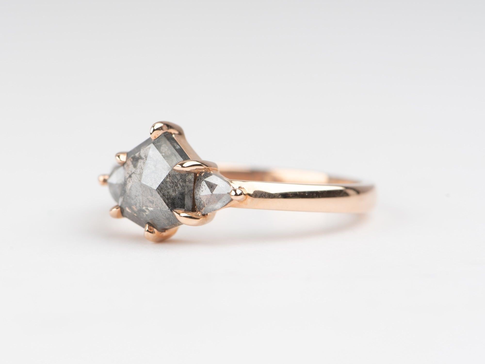 da uomo o donna Anello di fidanzamento a tre pietre con diamante sale e pepe da 1,54 carati in oro rosa 14K R6674 in vendita