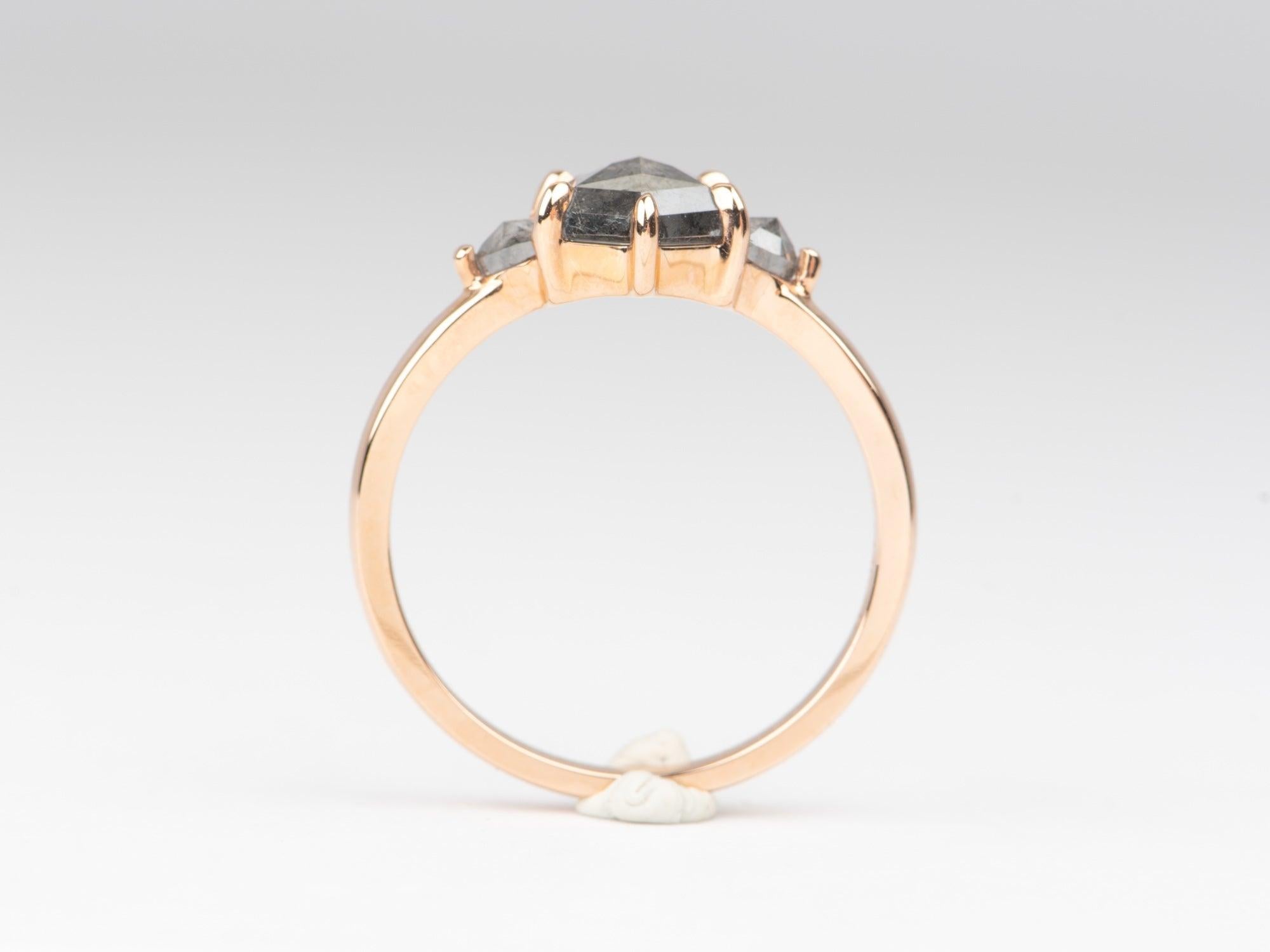 Anello di fidanzamento a tre pietre con diamante sale e pepe da 1,54 carati in oro rosa 14K R6674 in vendita 1