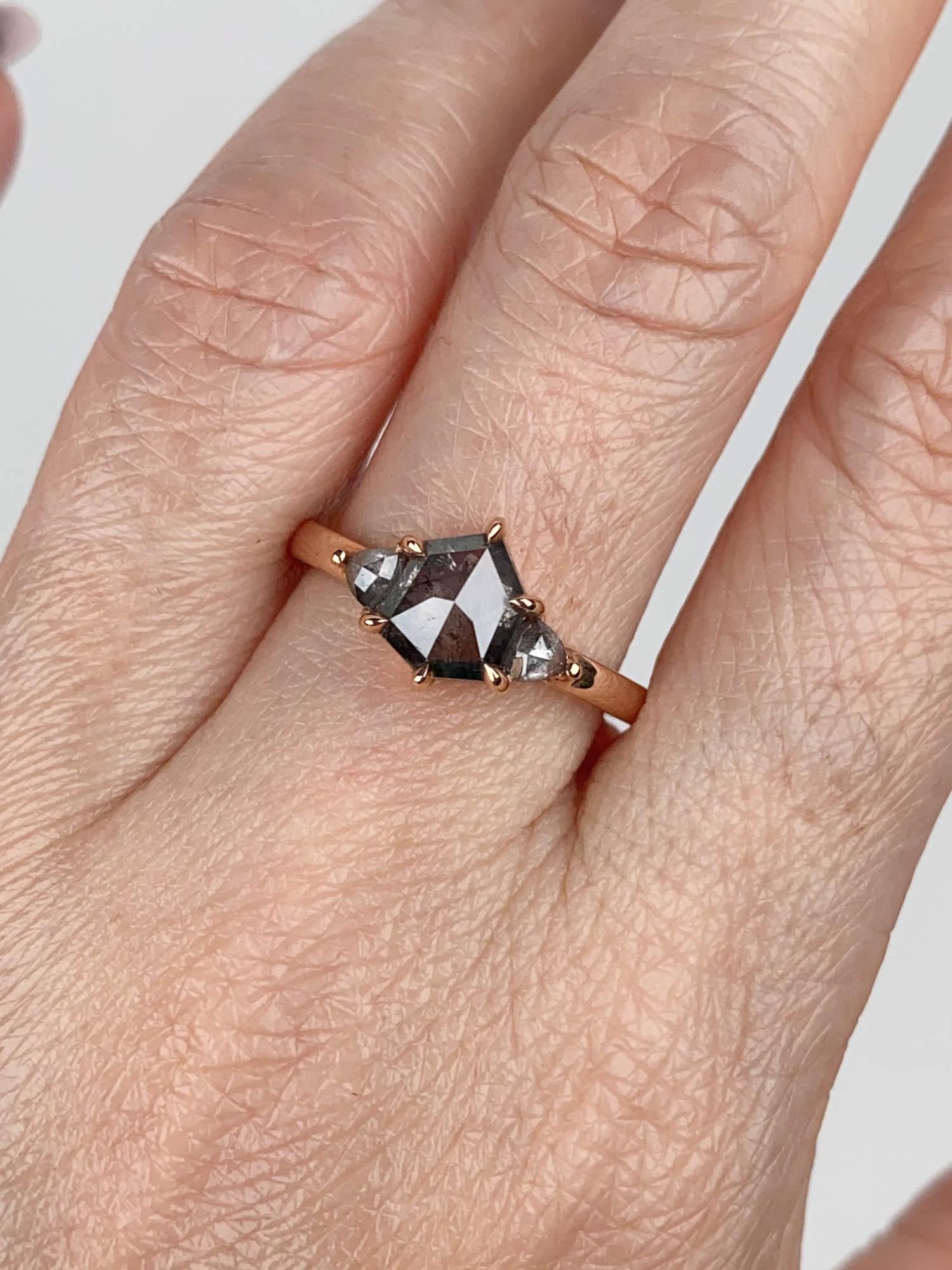 Anello di fidanzamento a tre pietre con diamante sale e pepe da 1,54 carati in oro rosa 14K R6674 in vendita 2