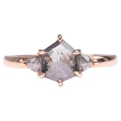 Anello di fidanzamento a tre pietre con diamante sale e pepe da 1,54 carati in oro rosa 14K R6674