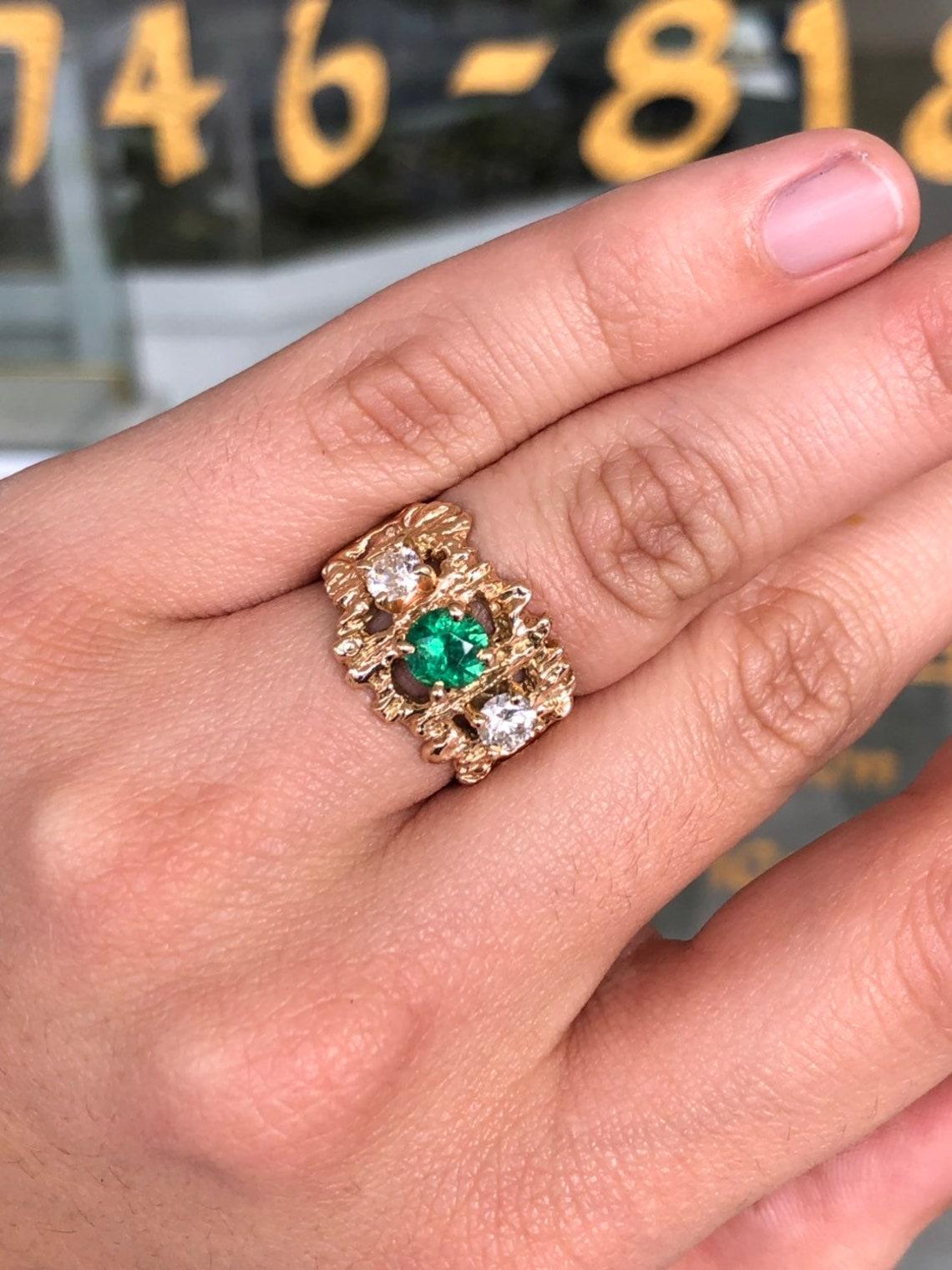 Modern 1.54tcw 14K Natural Emerald-Round Cut & Diamond Three Stone Nugget Gold Ring For Sale