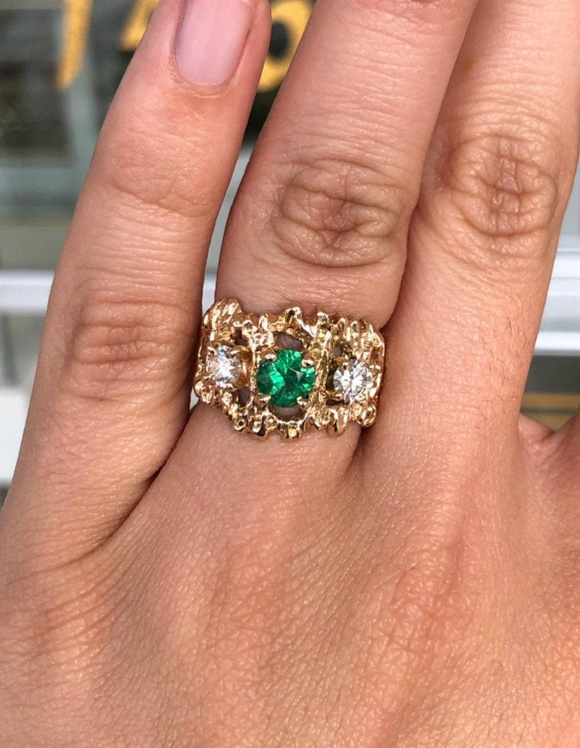 1.54tcw 14K Natural Emerald-Round Cut & Diamond Three Stone Nugget Gold Ring In New Condition For Sale In Jupiter, FL