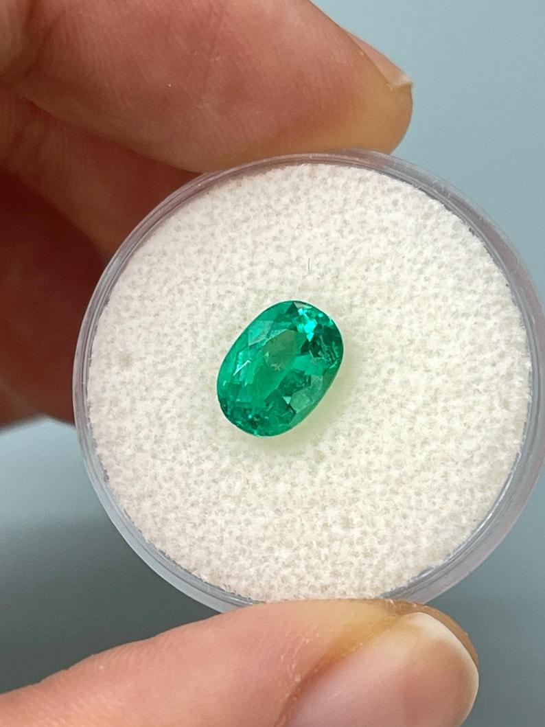 Moderne Pierre précieuse non sertie de 1,55 carat AAA 9x6 vert bleuté émeraude de Colombie ovale en vente