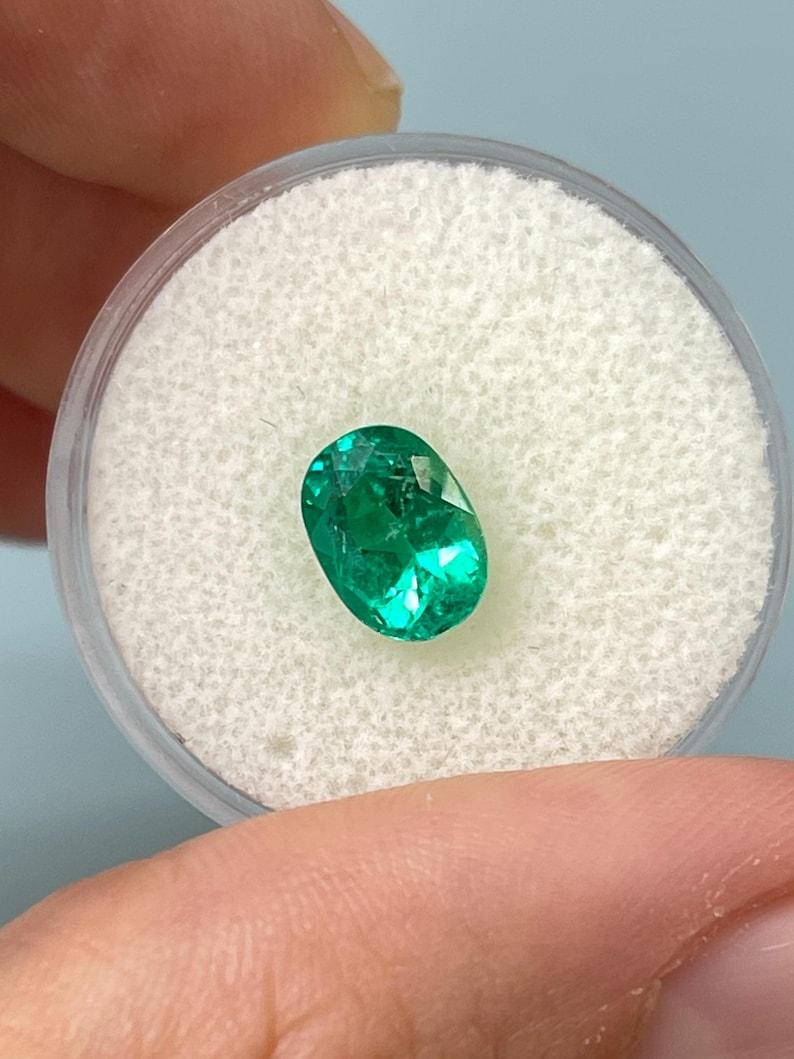 Taille ovale Pierre précieuse non sertie de 1,55 carat AAA 9x6 vert bleuté émeraude de Colombie ovale en vente