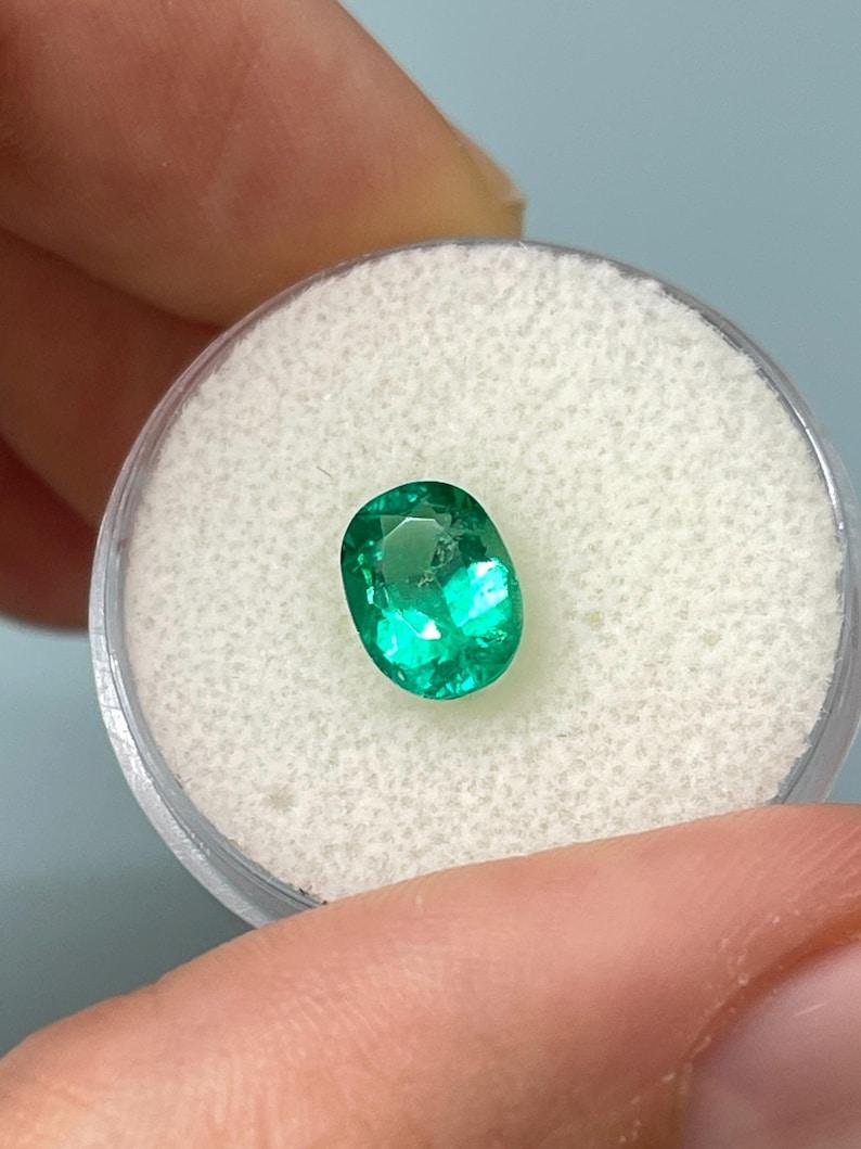 Pierre précieuse non sertie de 1,55 carat AAA 9x6 vert bleuté émeraude de Colombie ovale Neuf - En vente à Jupiter, FL