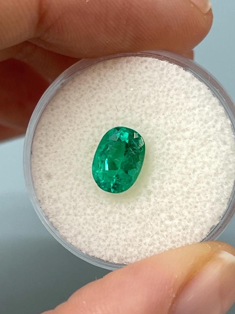 Pierre précieuse non sertie de 1,55 carat AAA 9x6 vert bleuté émeraude de Colombie ovale Pour femmes en vente