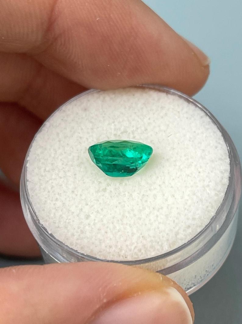 Pierre précieuse non sertie de 1,55 carat AAA 9x6 vert bleuté émeraude de Colombie ovale en vente 1