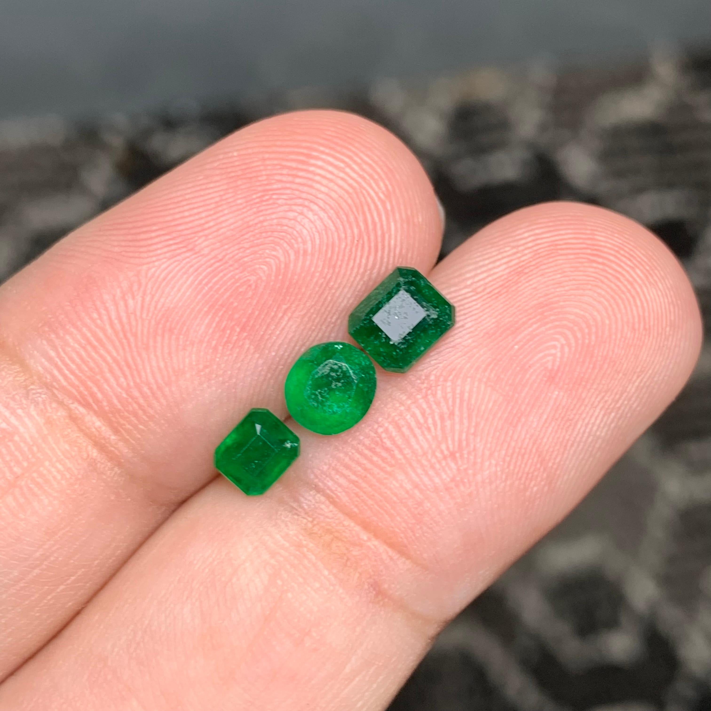 Taille mixte 1.55 Carat Amazing Natural Loose Emerald Set For Jewellery Making  en vente