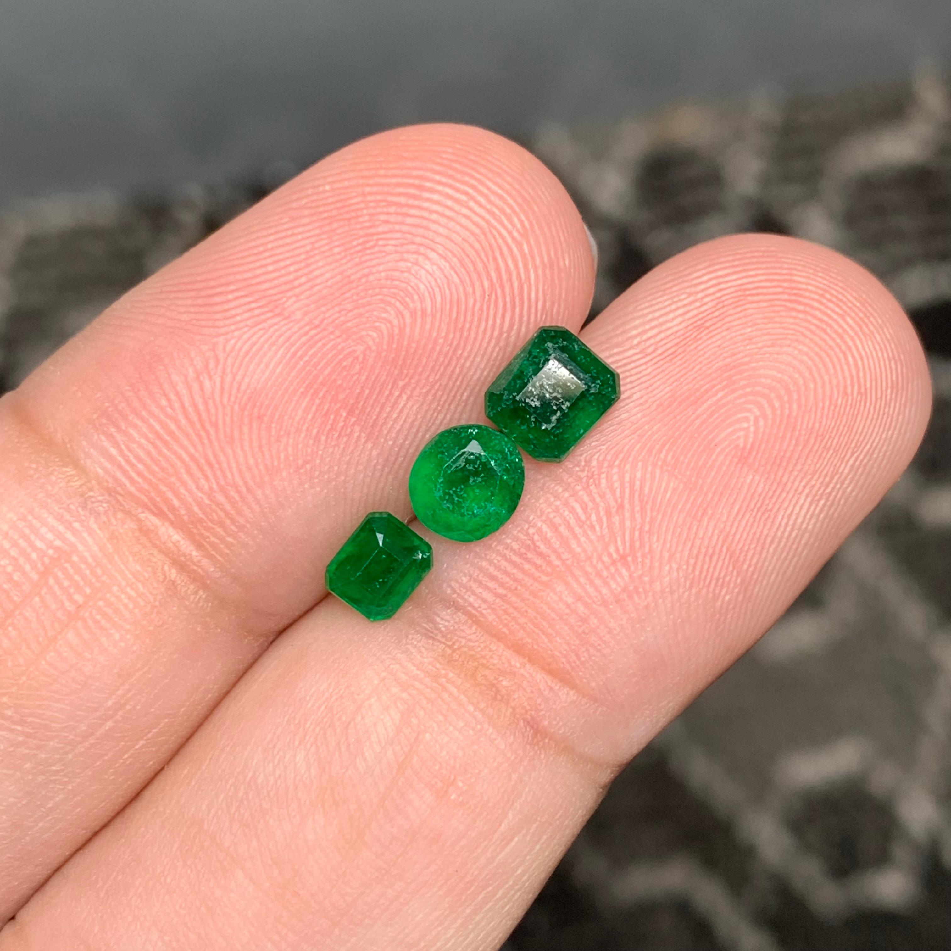 Women's or Men's 1.55 Carat Amazing Natural Loose Emerald Set For Jewellery Making  For Sale