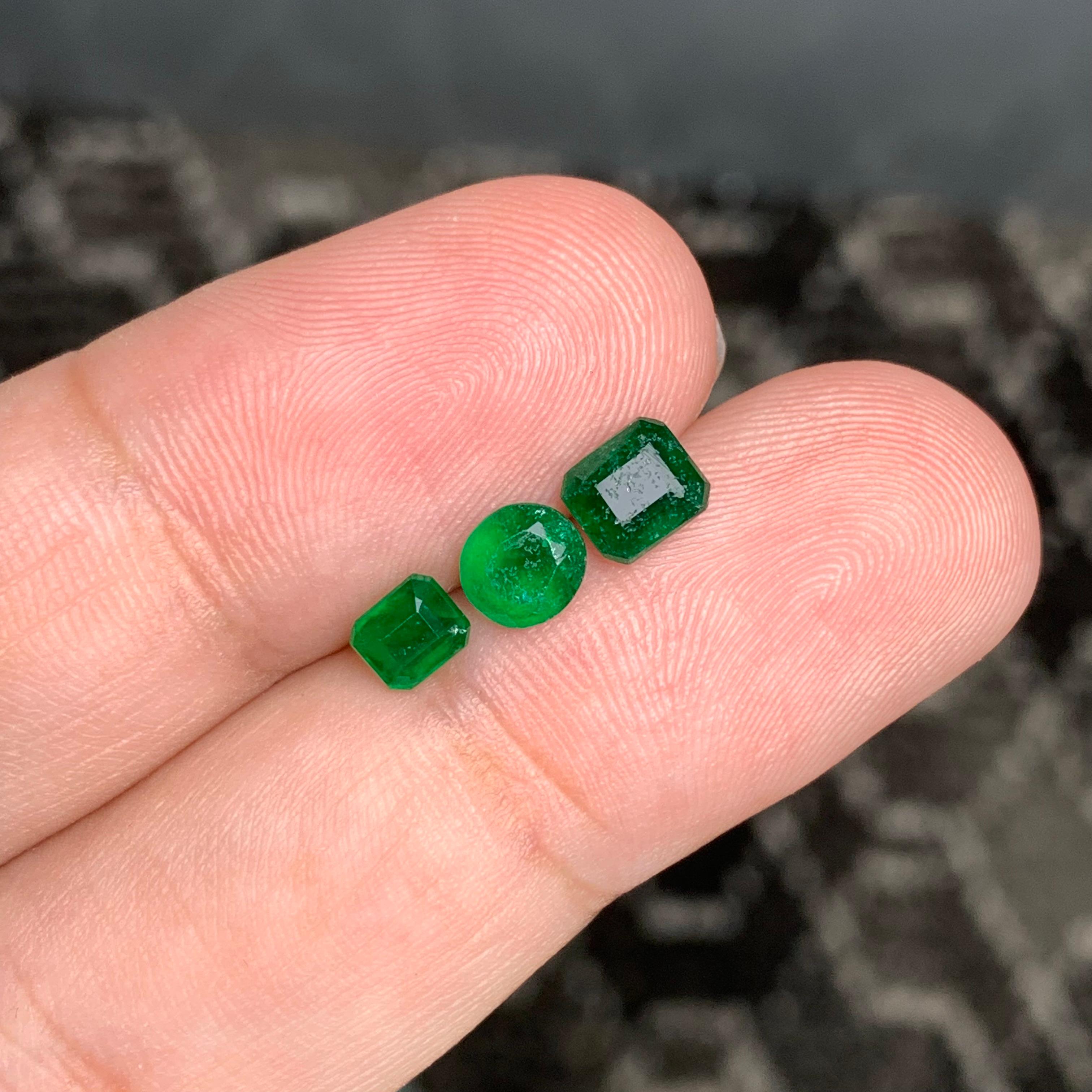 1.55 Carat Amazing Natural Loose Emerald Set For Jewellery Making  For Sale 2