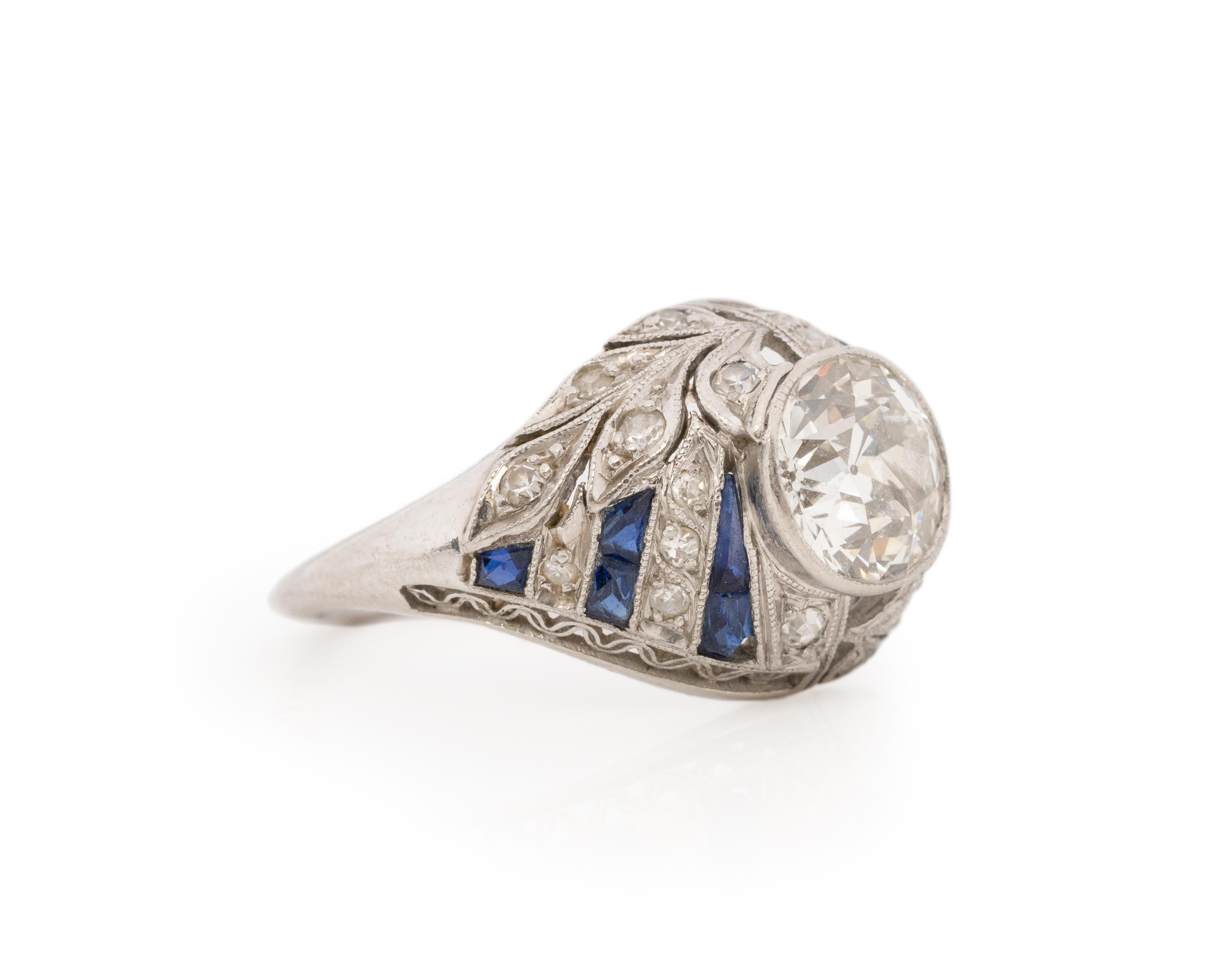 Taille de lla bague : 6
Type de métal : Platine [poinçonné et testé].
Poids : 5.3 grammes

Détails du diamant central :

Type : Diamant naturel
Poids : 1,55ct
Coupe : Vieux brillant européen
Couleur : F
Clarté : I1

Détails des diamants latéraux