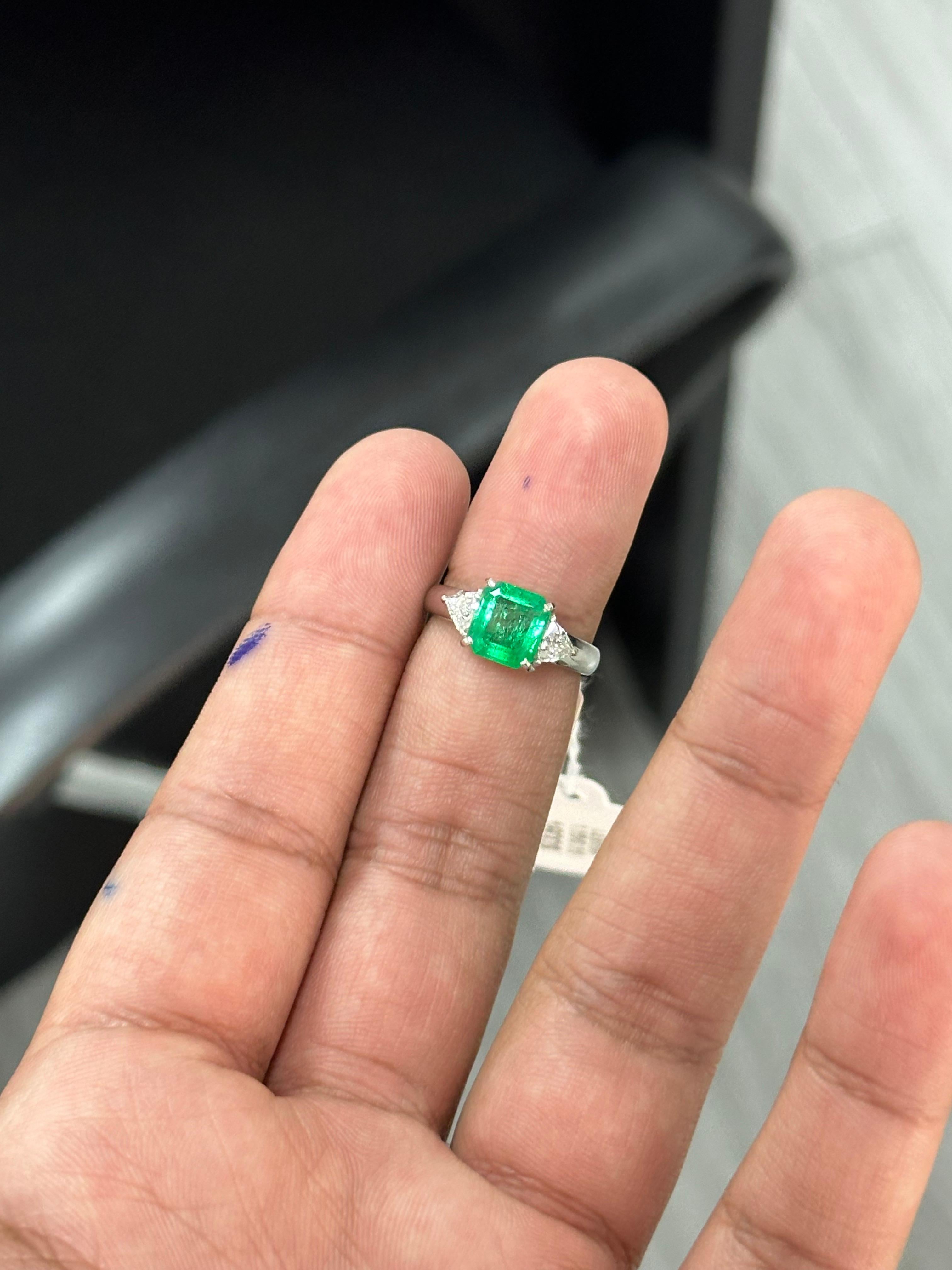Victorian 1.55 Carat Colombian Emerald & Diamond Three-stone Ring in Platinum 900 For Sale