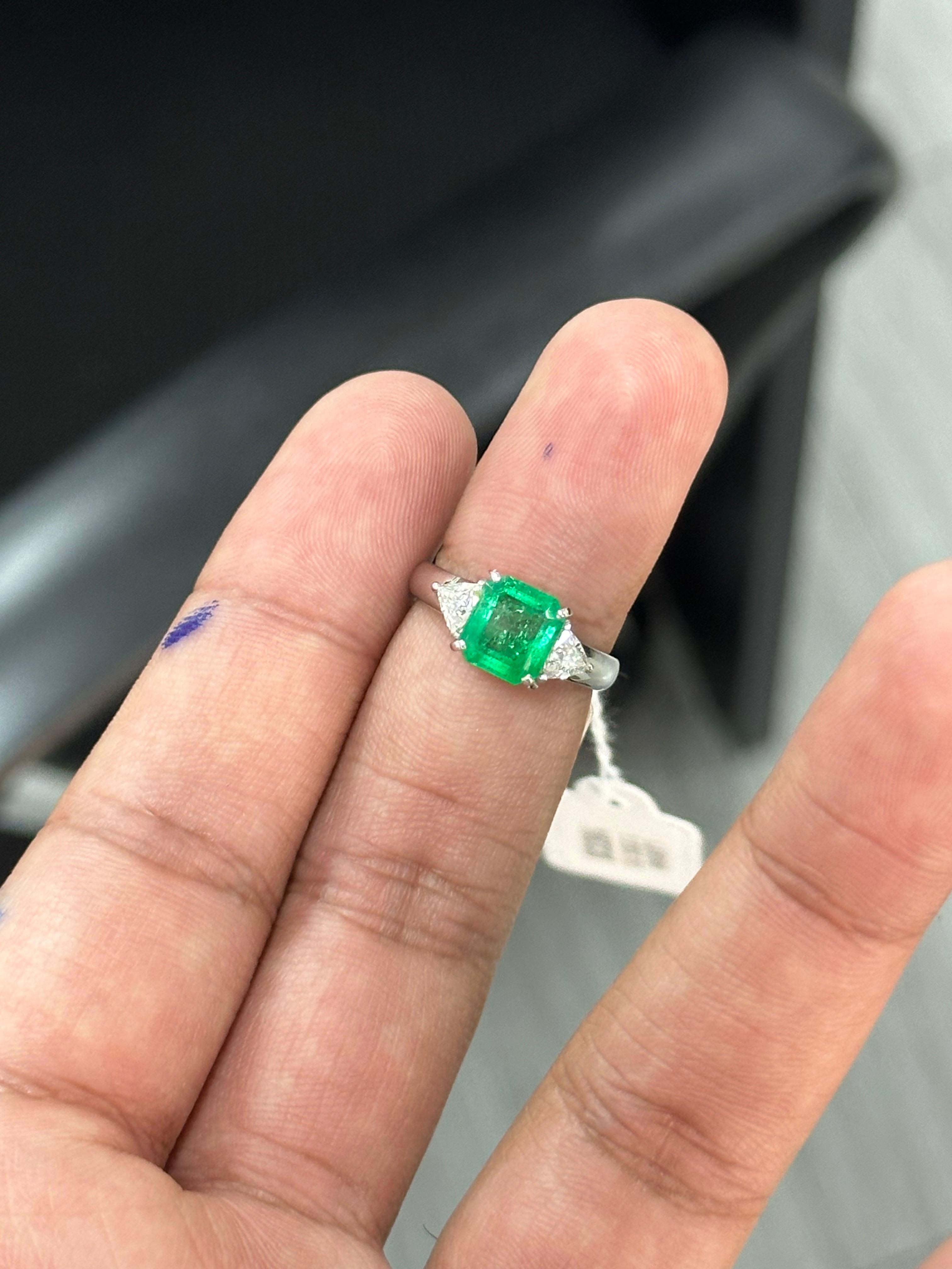 Square Cut 1.55 Carat Colombian Emerald & Diamond Three-stone Ring in Platinum 900 For Sale