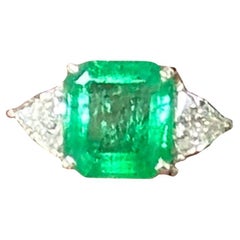 Bague à trois pierres en platine, émeraude colombienne de 1,55 carat et diamant 900