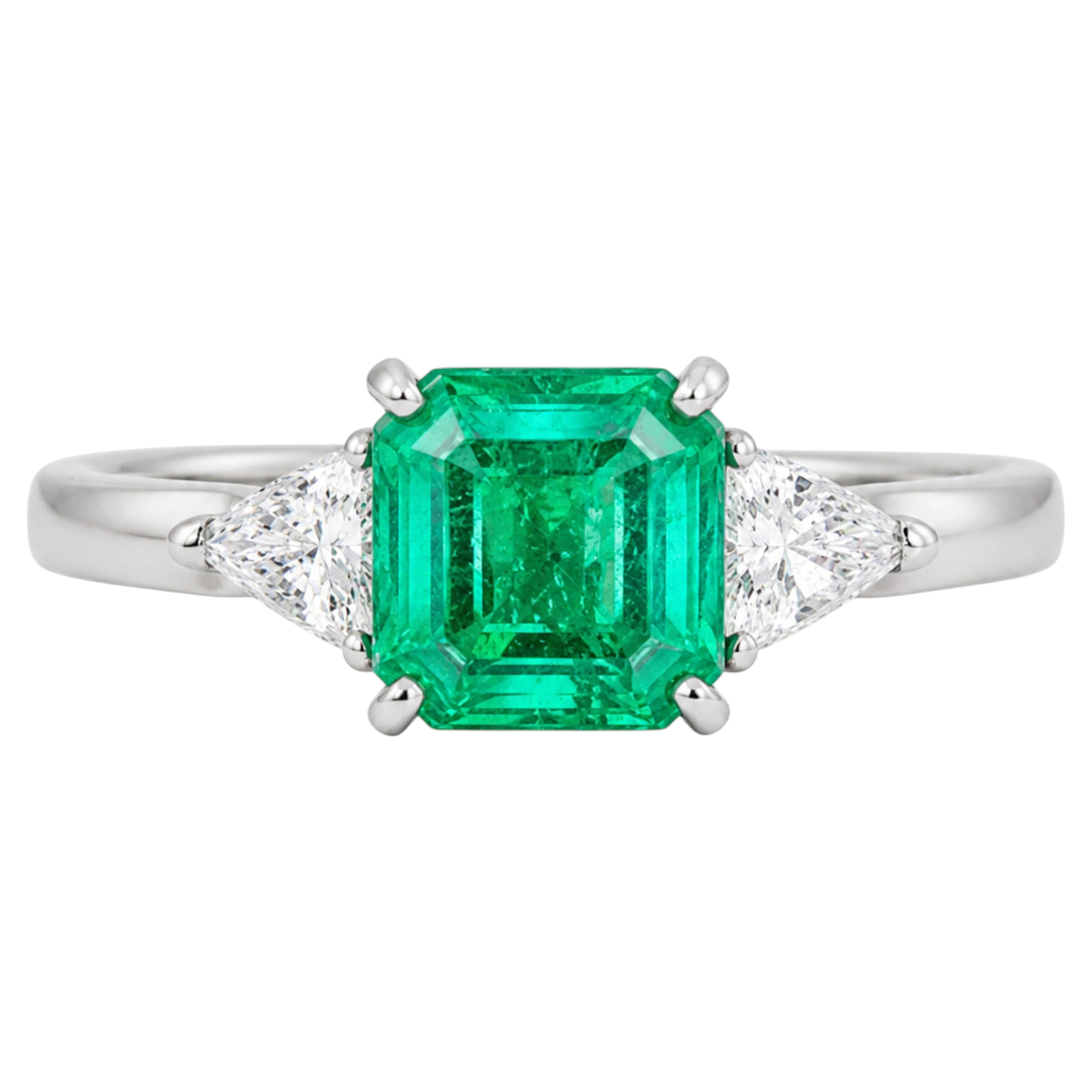1,55 Karat kolumbianischer Smaragd & Diamant Dreisteinring aus Platin 900