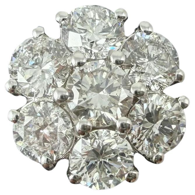 Classici ed eleganti, questi orecchini con diamanti a grappolo donano una brillantezza senza tempo a qualsiasi look. Progettati con 14 diamanti rotondi a taglio brillante disposti a grappolo, creano l'illusione di una pietra singola più grande e
