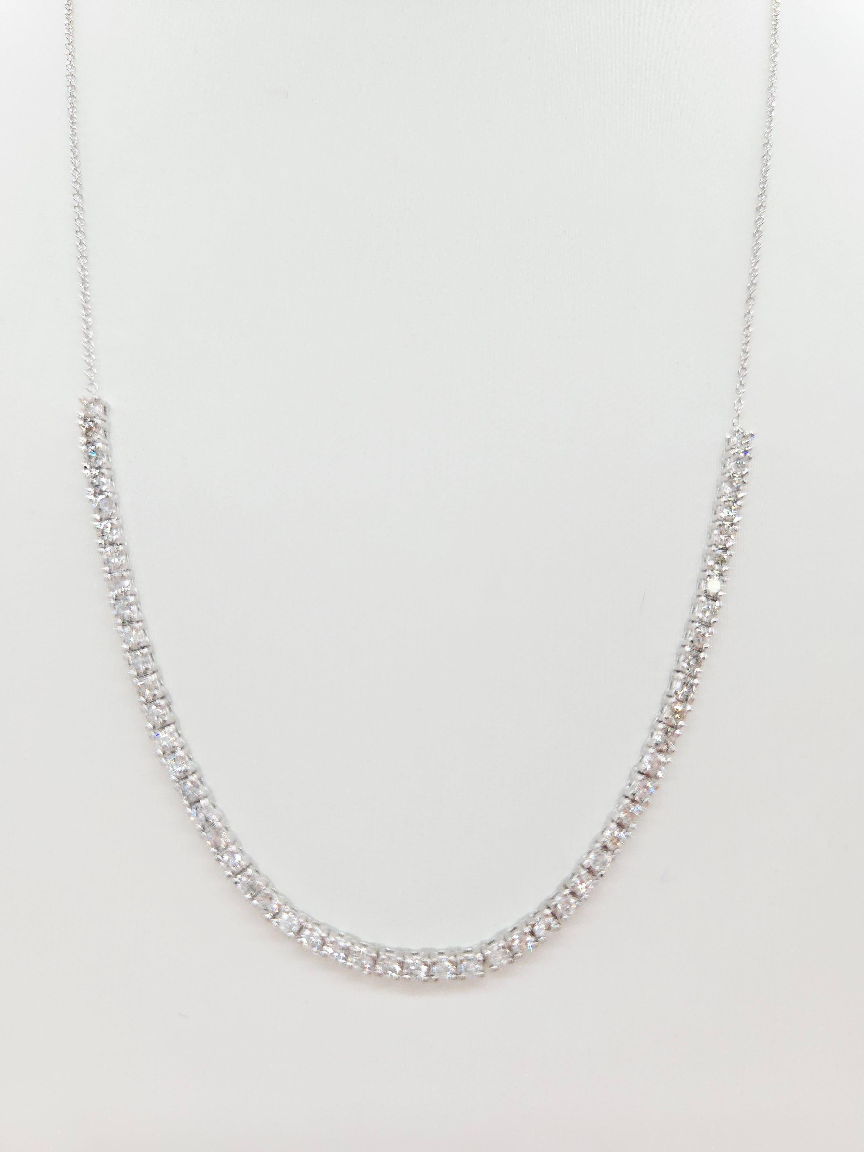 Brillant et élégant, ce mini collier de tennis met en valeur 1,55 carats de diamants blancs naturels de taille ronde et brillante, d'une brillance et d'un éclat excellents. Fabriqué en or blanc 14 carats, chaque diamant est serti dans une monture