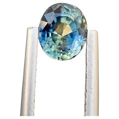 Saphir bleu jauneâtre facetté de 1,55 carat de forme ovale provenant d'une mine de Madagascar