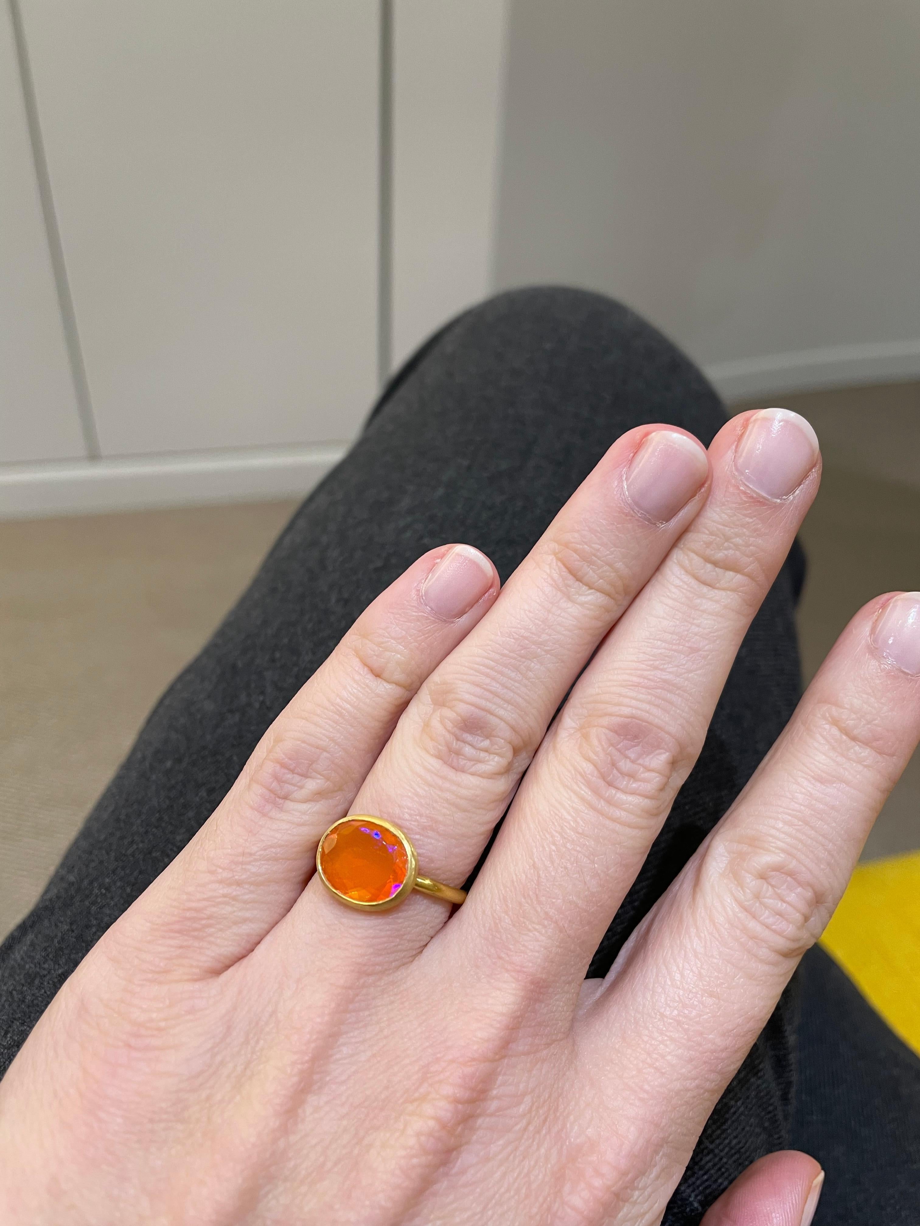 Scrives 1,55 Karat Feueropal Oval Facettierter 22 Karat Gold Handgefertigter Cocktail-Ring im Angebot 1
