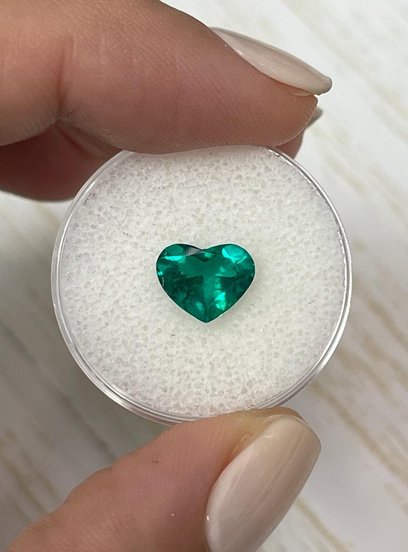 Pierre : Émeraude
Poids : 1,55 carats
Forme : Coupe en cœur
Clarté : Transparent, Carbone Specs
Lustre : Très bon
Couleur : Vert Muzo foncé vif
Dimensions : 7,52 mm x 9,38 mm x 4,46 mm
Origine géographique : Colombie
Traitement : Naturel,