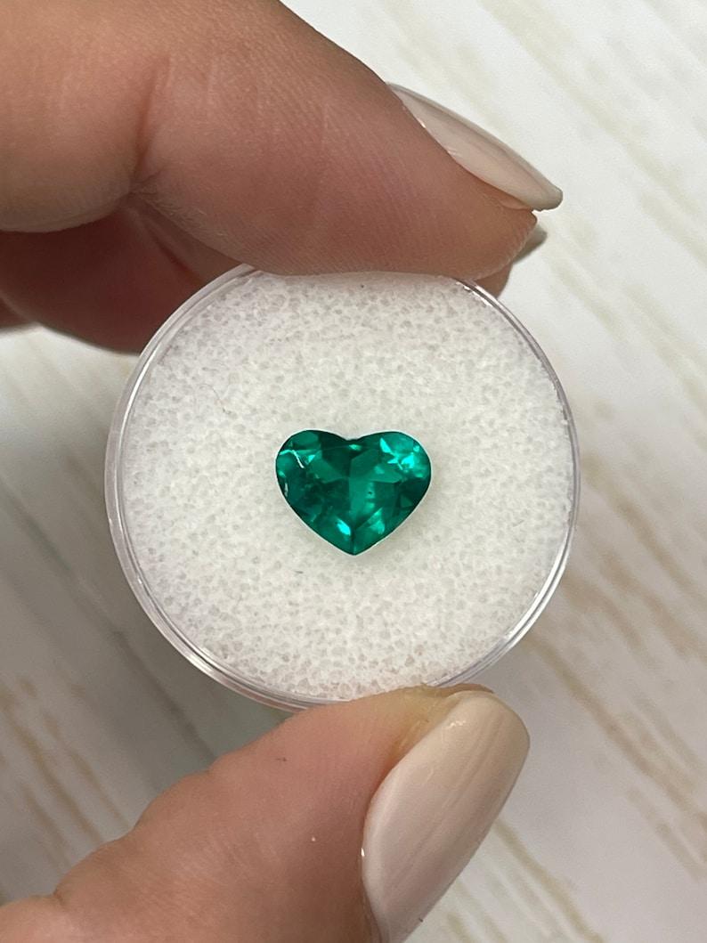 Moderne Émeraude colombienne de 1.55 carats taillée en cœur  Vivid Muzo Green Loose Gemstone (pierre précieuse en vrac) en vente