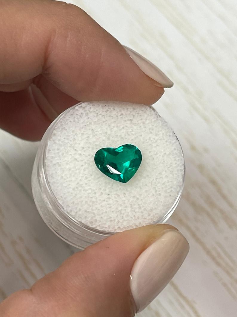 Taille émeraude Émeraude colombienne de 1.55 carats taillée en cœur  Vivid Muzo Green Loose Gemstone (pierre précieuse en vrac) en vente