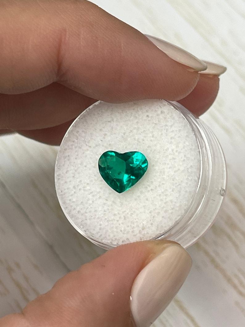 Émeraude colombienne de 1.55 carats taillée en cœur  Vivid Muzo Green Loose Gemstone (pierre précieuse en vrac) Neuf - En vente à Jupiter, FL