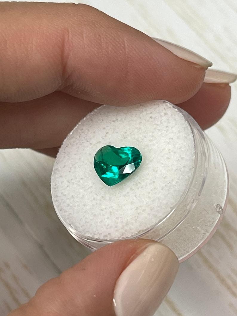 Émeraude colombienne de 1.55 carats taillée en cœur  Vivid Muzo Green Loose Gemstone (pierre précieuse en vrac) Pour femmes en vente