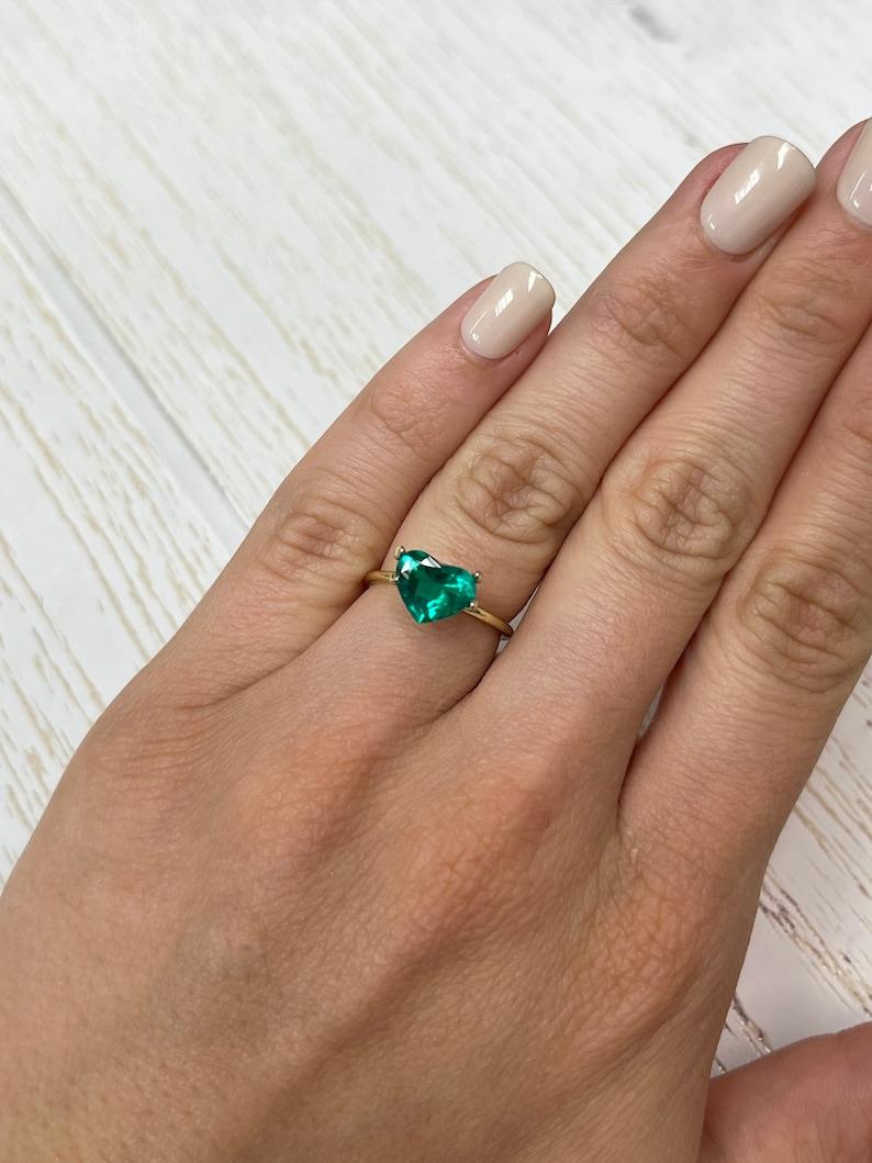Émeraude colombienne de 1.55 carats taillée en cœur  Vivid Muzo Green Loose Gemstone (pierre précieuse en vrac) en vente 2