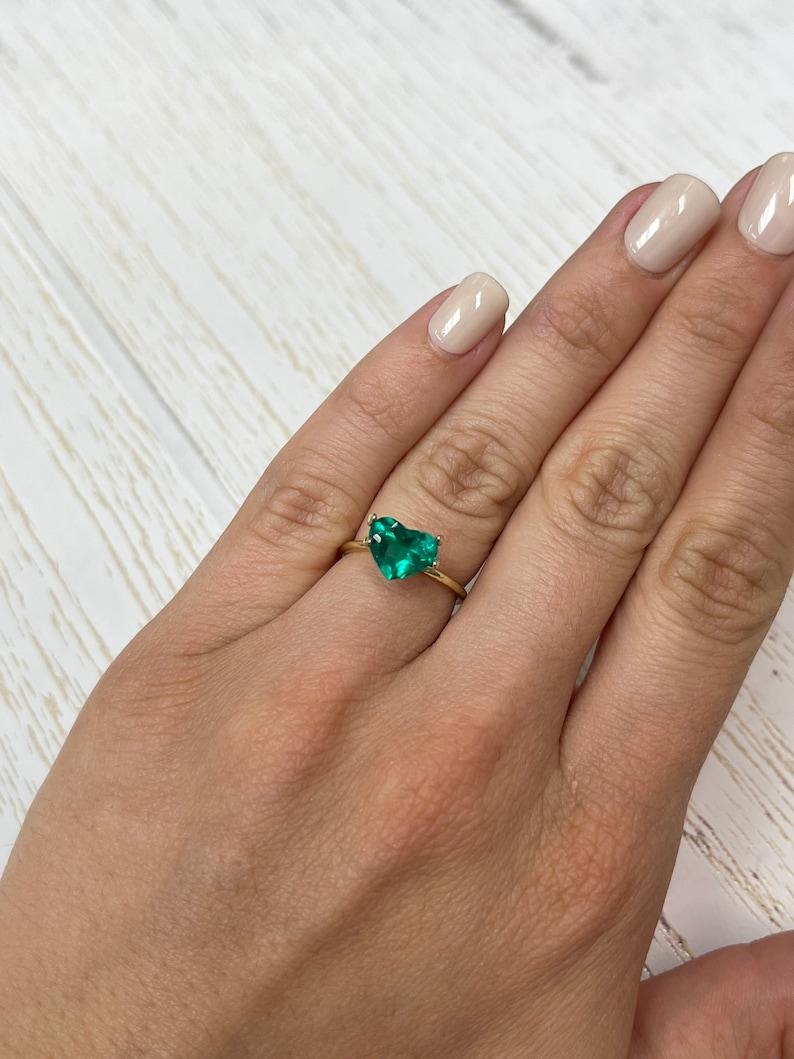 Émeraude colombienne de 1.55 carats taillée en cœur  Vivid Muzo Green Loose Gemstone (pierre précieuse en vrac) en vente 3