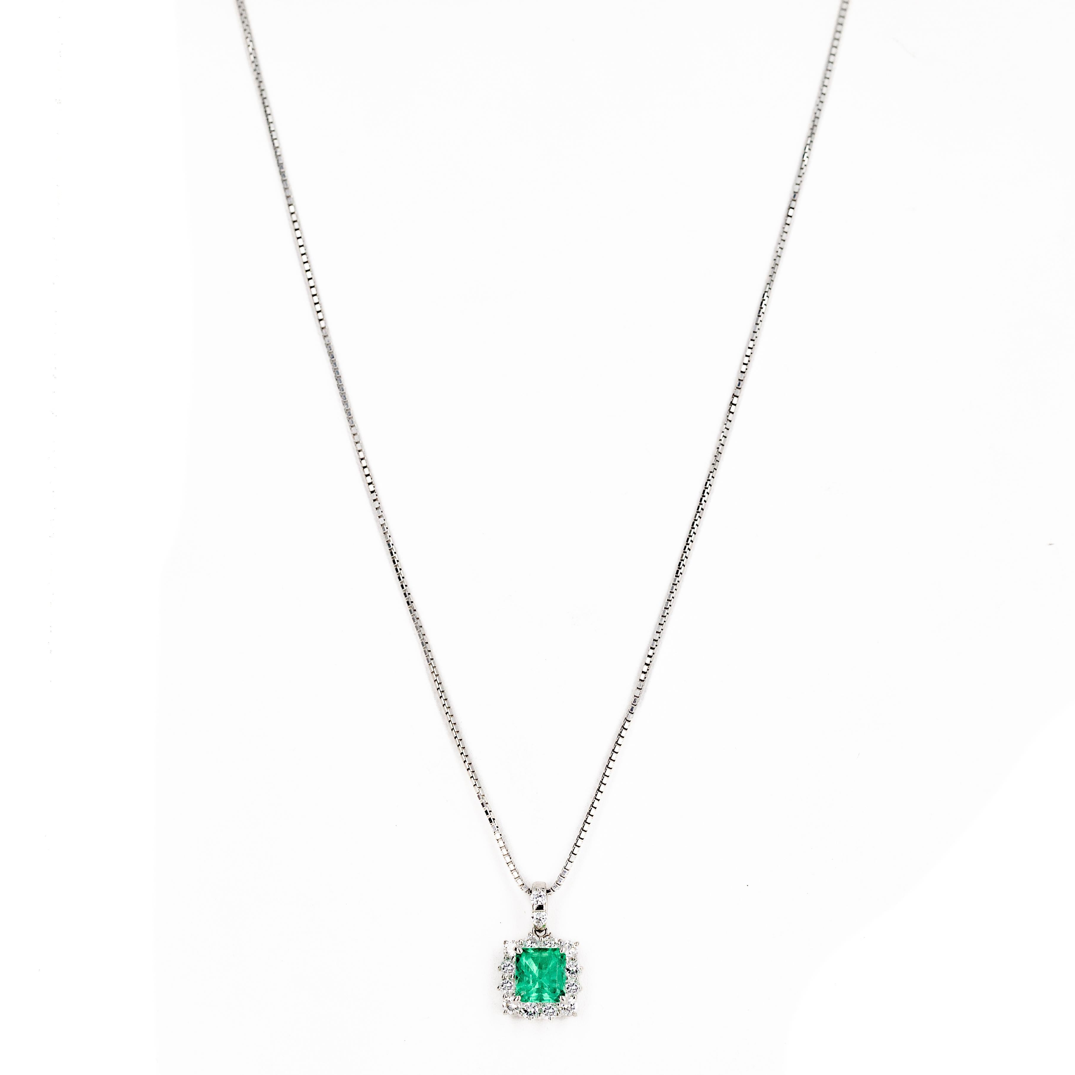 Contemporary 1.55 Carat Natural Emerald Diamond Halo Pendant Necklace For Sale