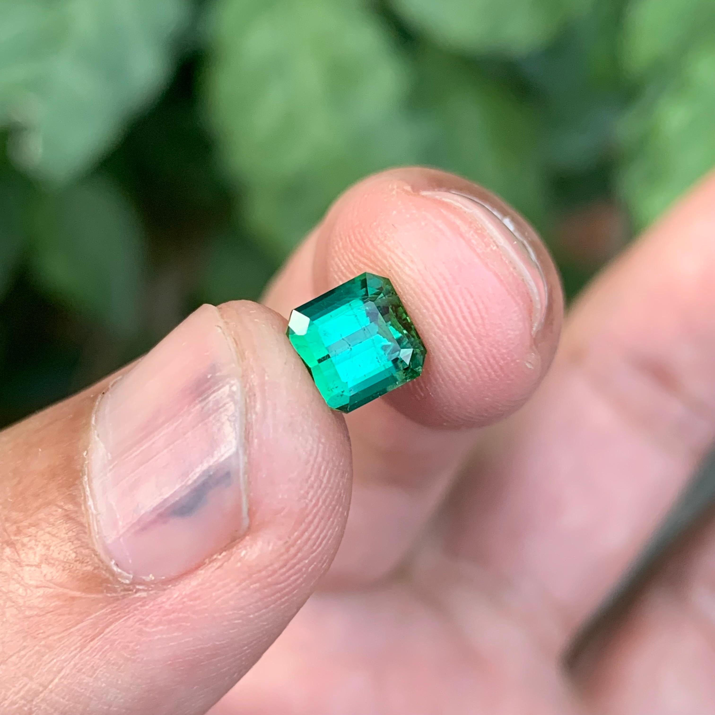 1,55 Karat Natürlicher Loser Blauer Grüner Turmalin Smaragd Form Edelstein im Angebot 3