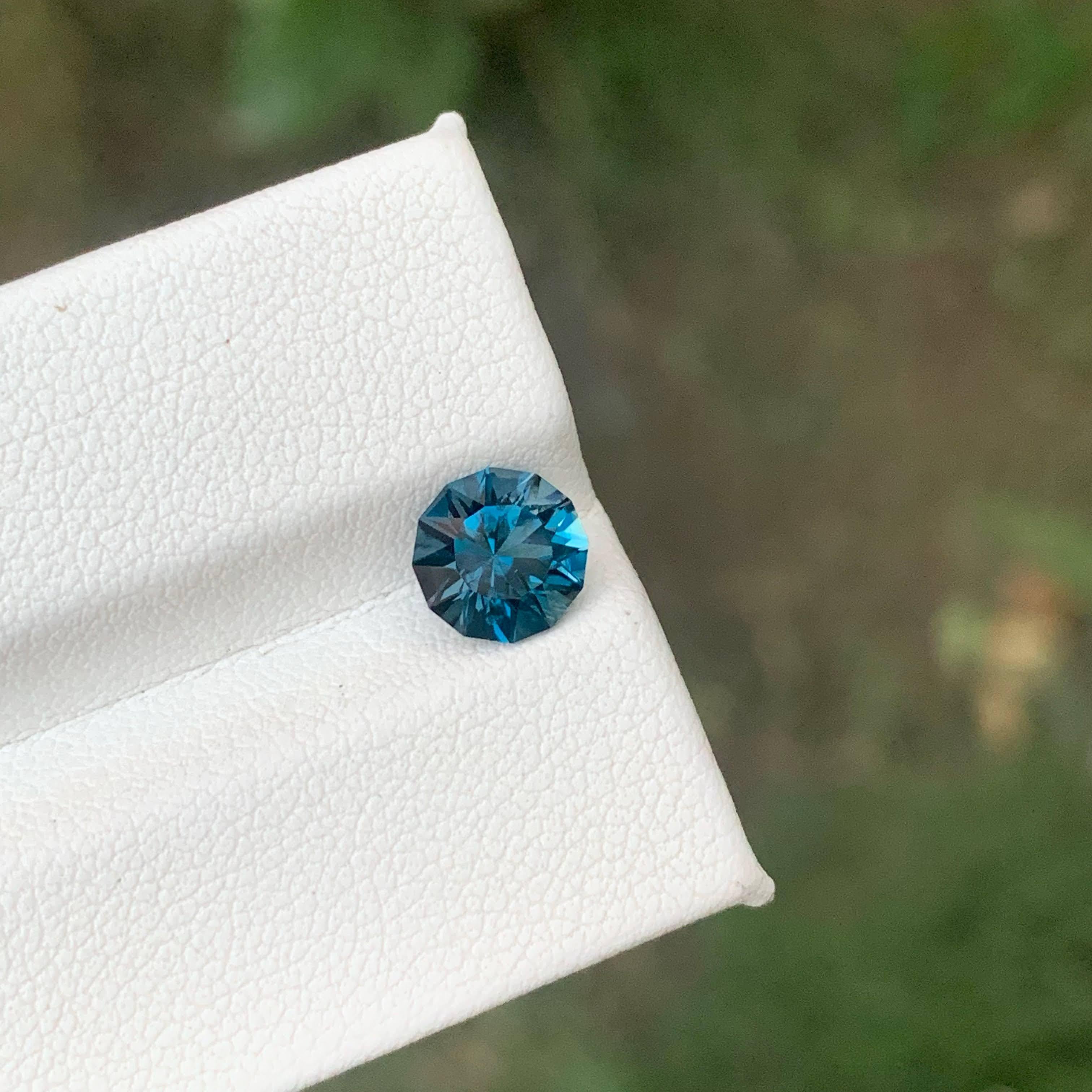 Femenino o masculino 1,55 quilates de topacio de Londres azul natural suelto talla redonda piedra preciosa de Madagascar en venta