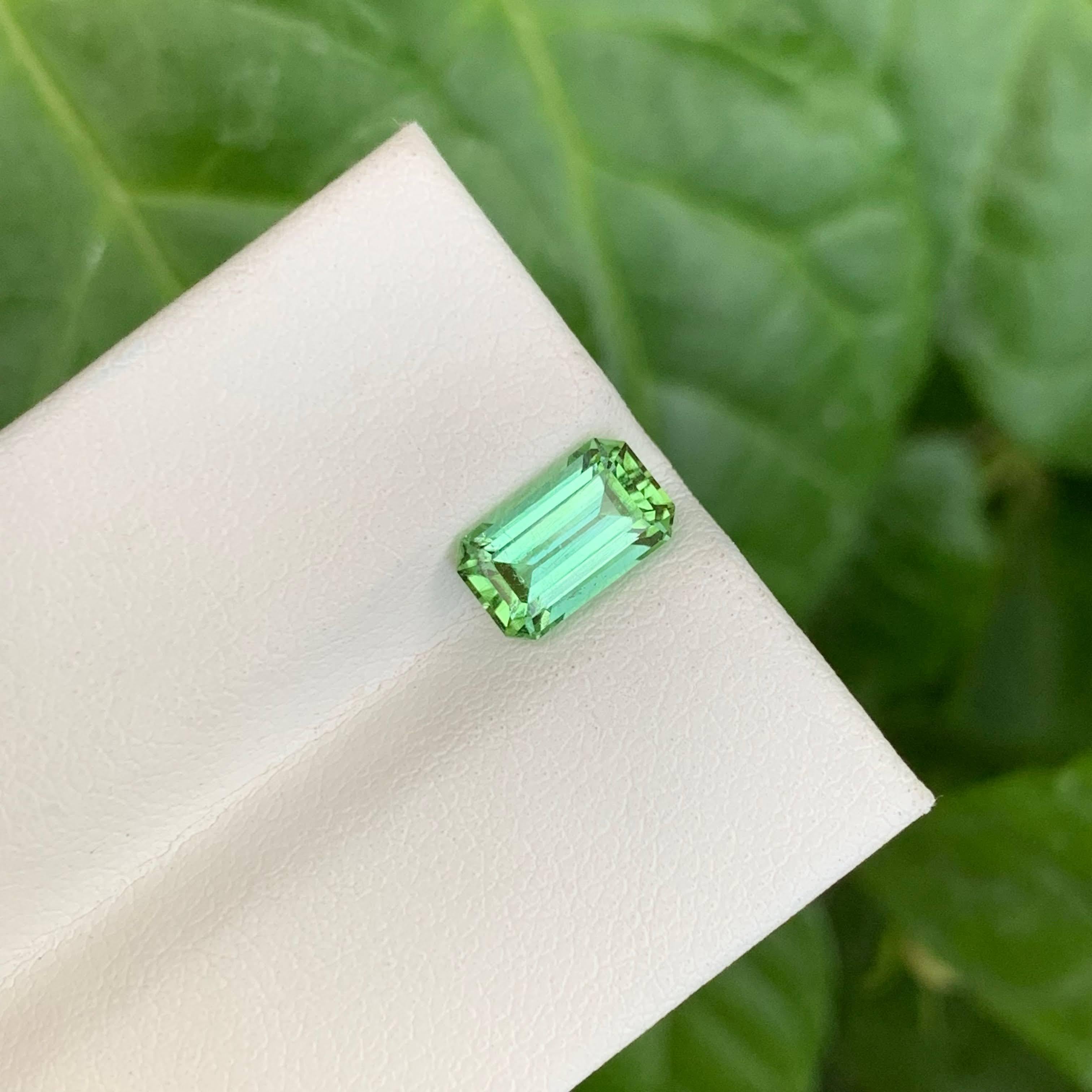 Moderno 1,55 carati di tormalina naturale fine verde menta tagliata a smeraldo Gemma afgana in vendita