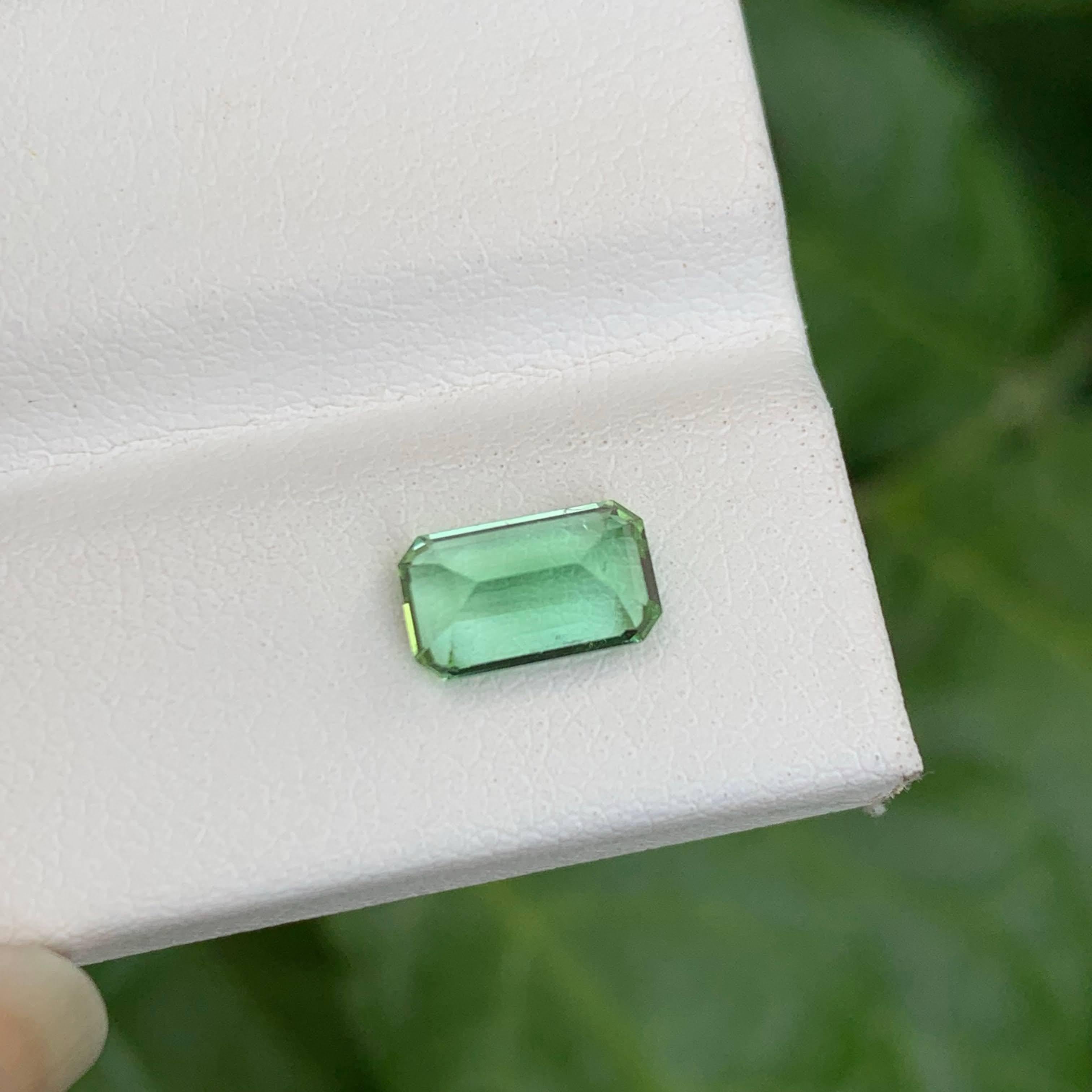 1,55 carati di tormalina naturale fine verde menta tagliata a smeraldo Gemma afgana in vendita 3