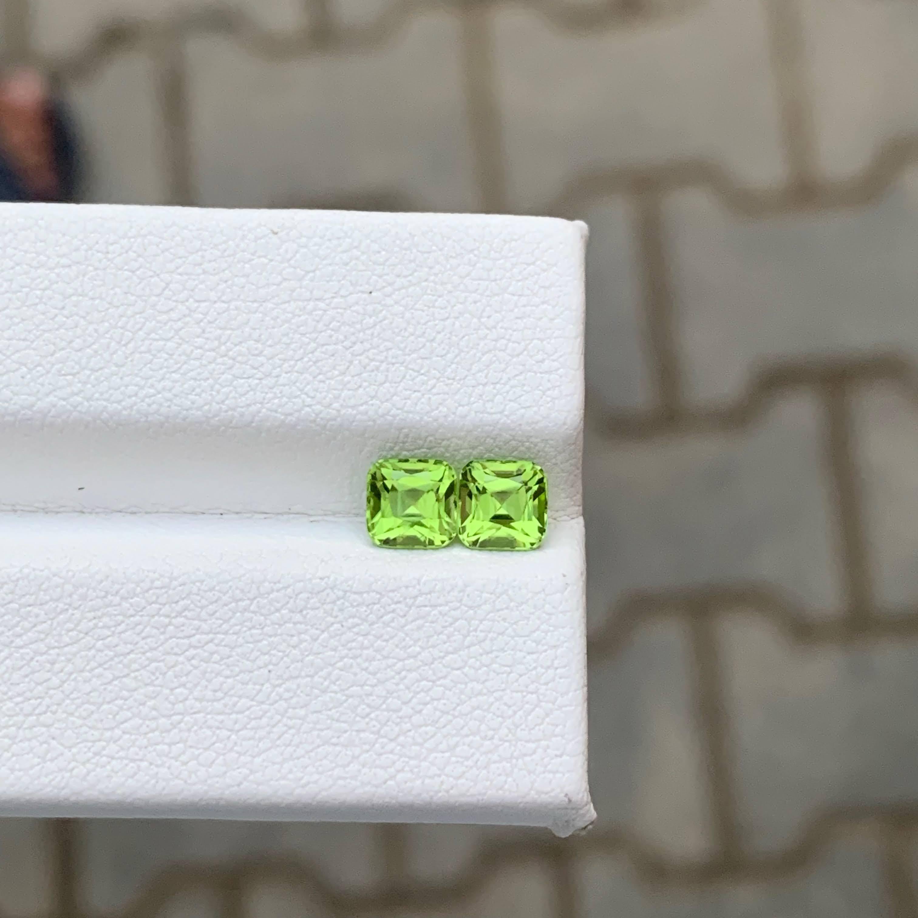 1.55 Carat Natural Loose Green Peridot Pair Cushion Cut Pakistani Gemstone im Angebot 4