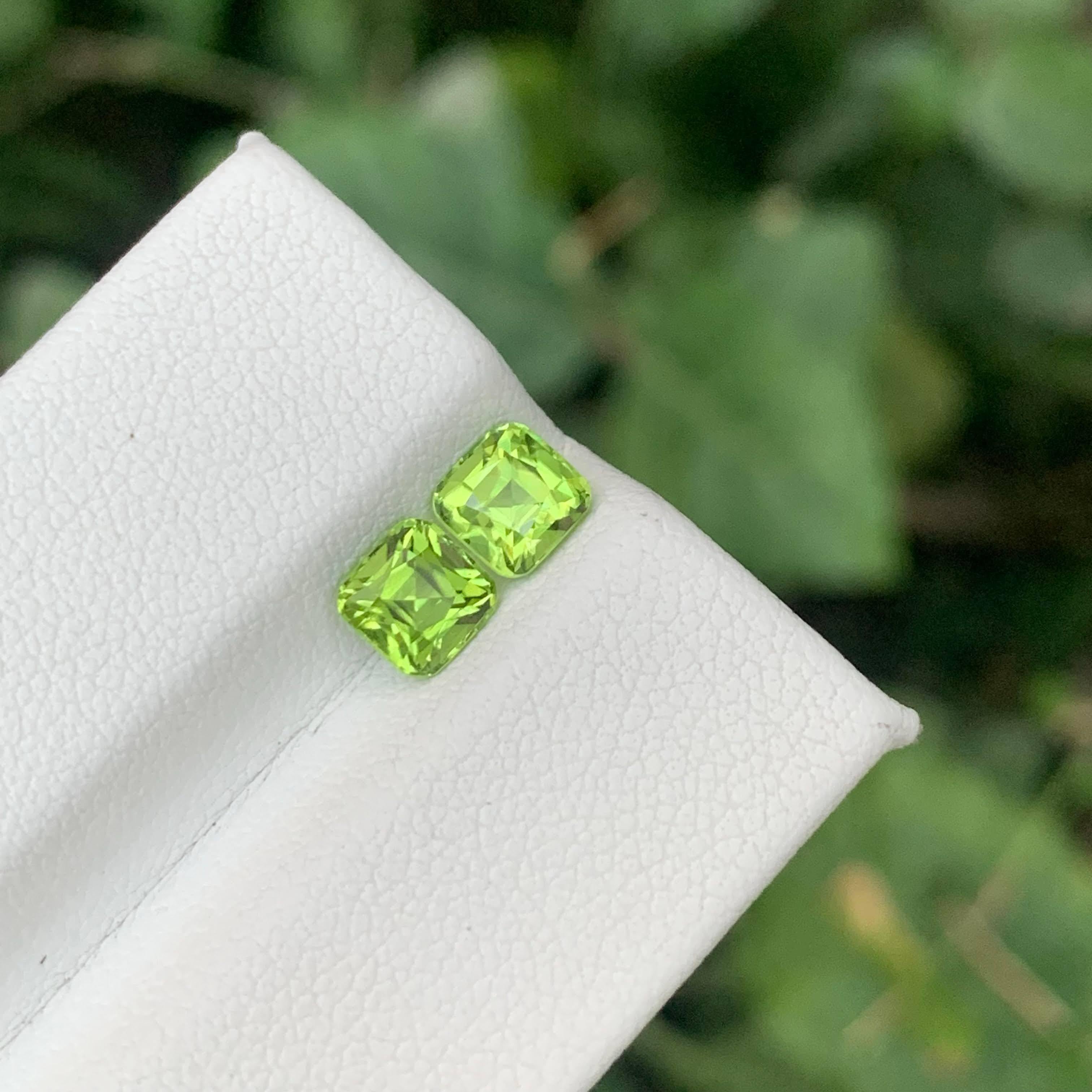 1.55 Carat Natural Loose Green Peridot Pair Cushion Cut Pakistani Gemstone (Kissenschliff) im Angebot