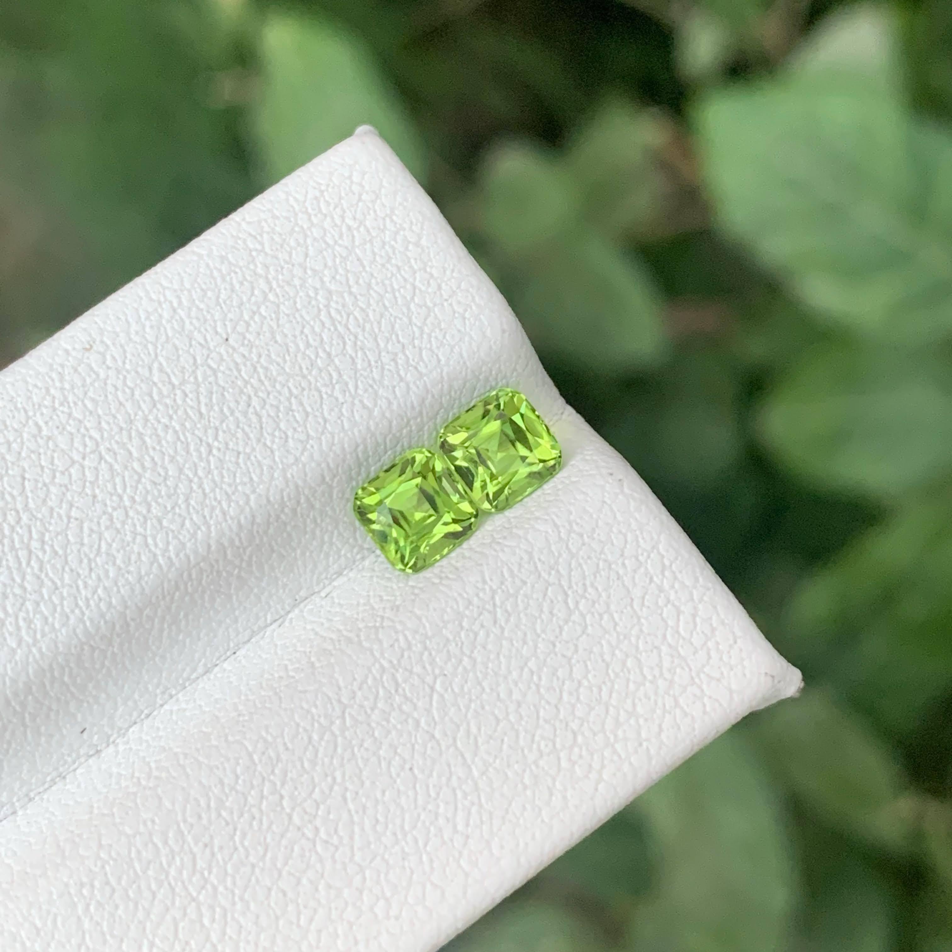 1.55 Carat Natural Loose Green Peridot Pair Cushion Cut Pakistani Gemstone im Zustand „Neu“ im Angebot in Bangkok, TH