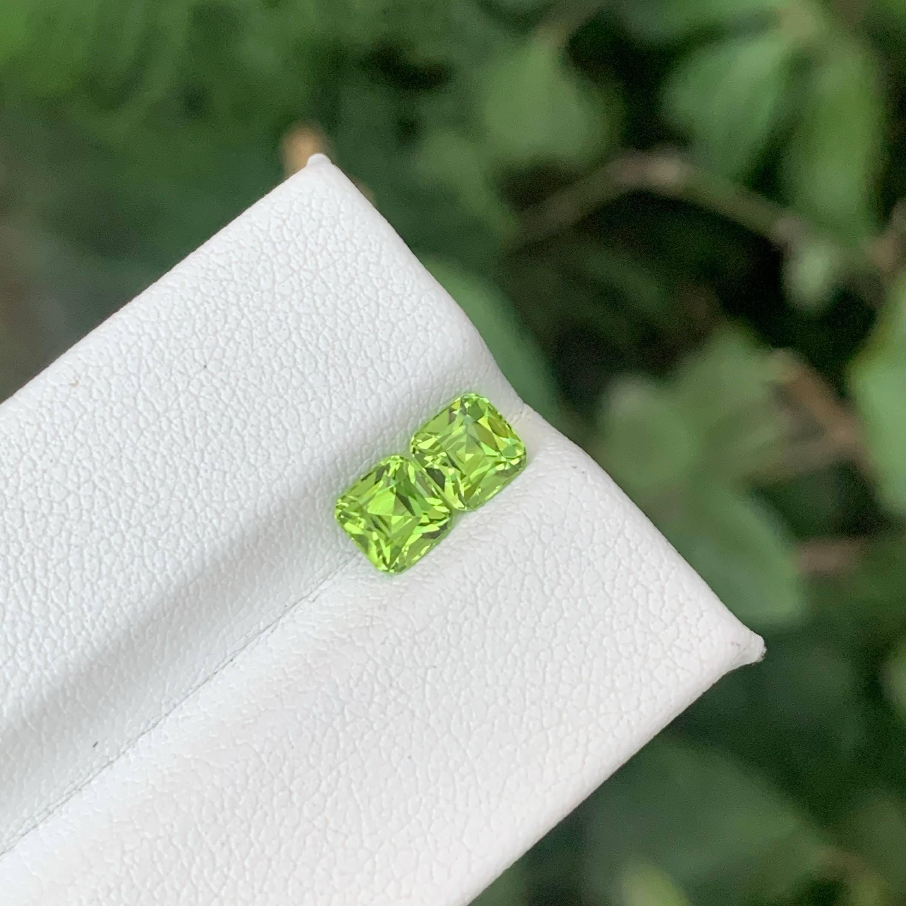 1.55 Carat Natural Loose Green Peridot Pair Cushion Cut Pakistani Gemstone für Damen oder Herren im Angebot