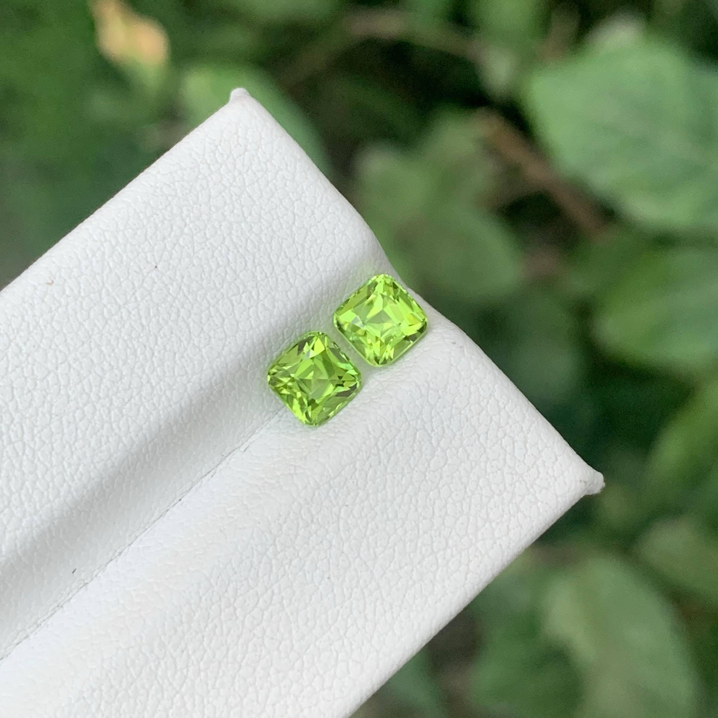 1.55 Carat Natural Loose Green Peridot Pair Cushion Cut Pakistani Gemstone im Angebot 1