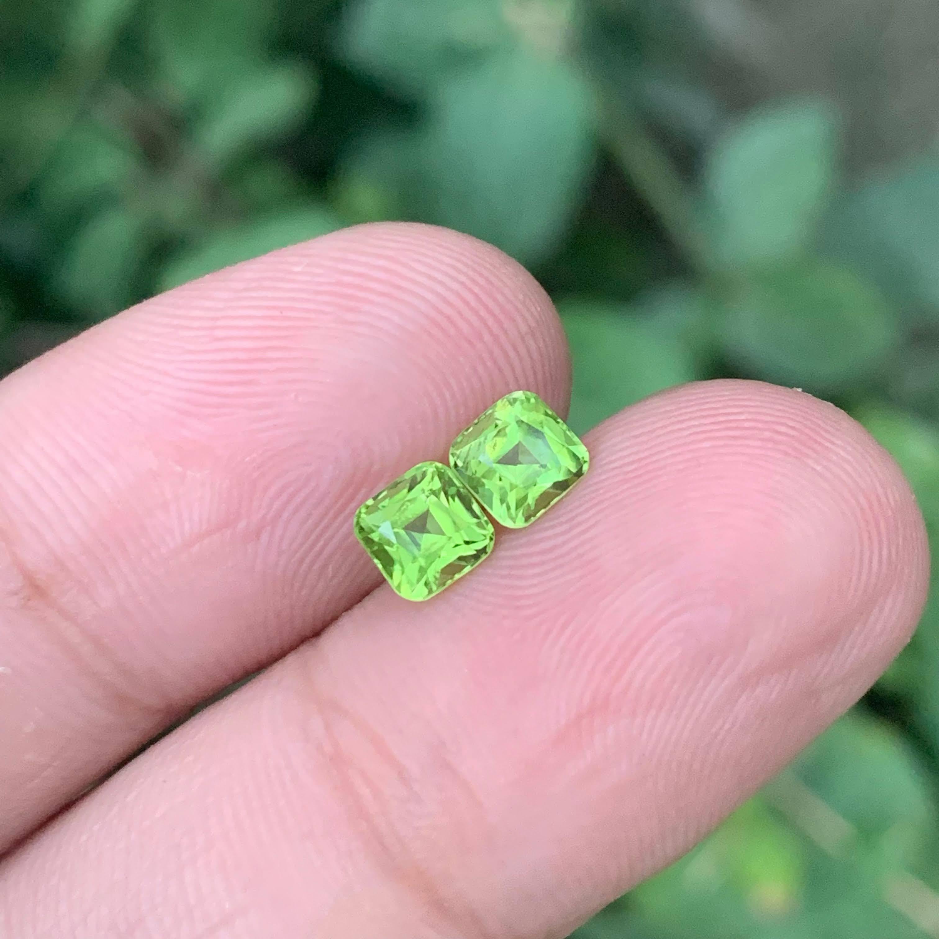1.55 Carat Natural Loose Green Peridot Pair Cushion Cut Pakistani Gemstone im Angebot 2