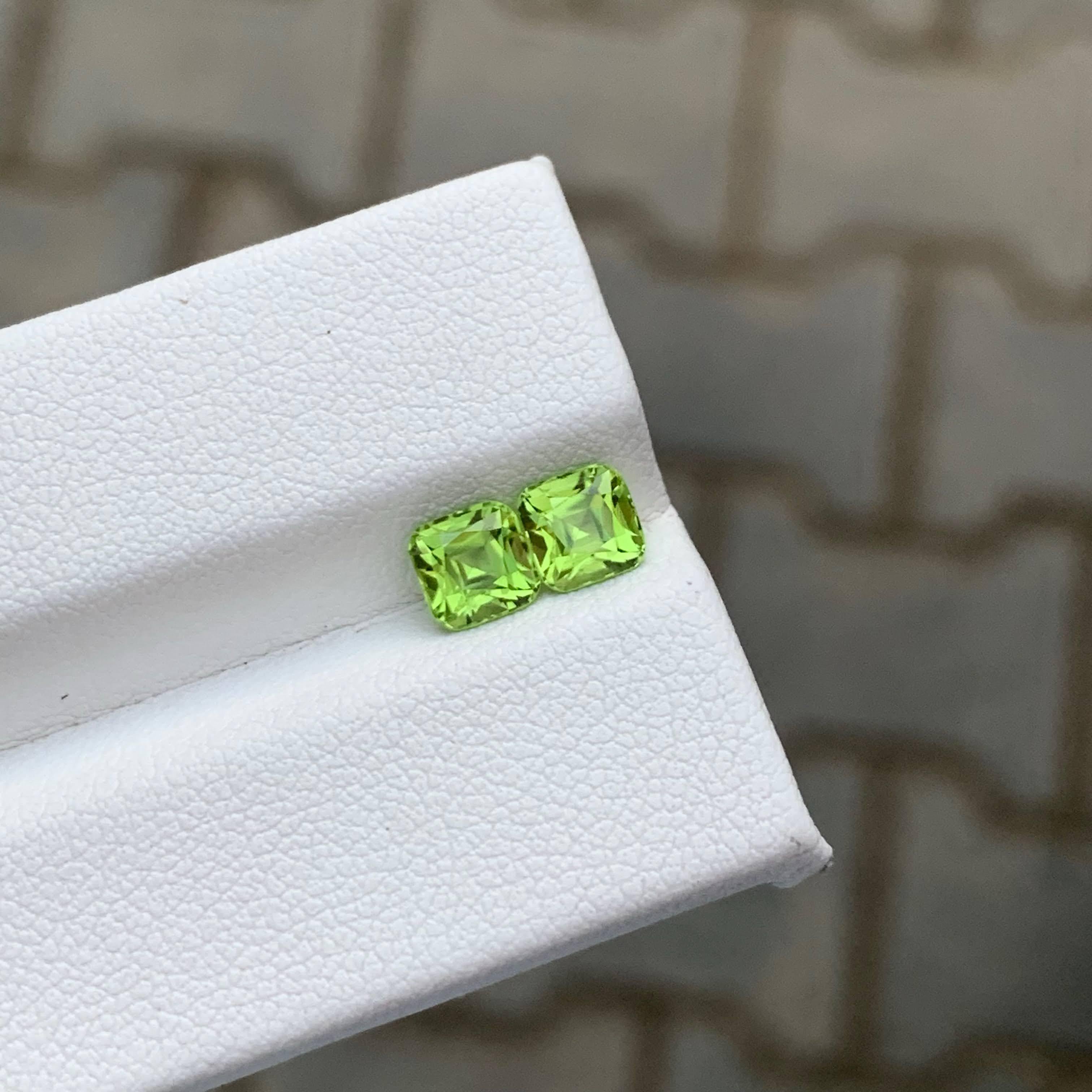 1.55 Carat Natural Loose Green Peridot Pair Cushion Cut Pakistani Gemstone im Angebot 3