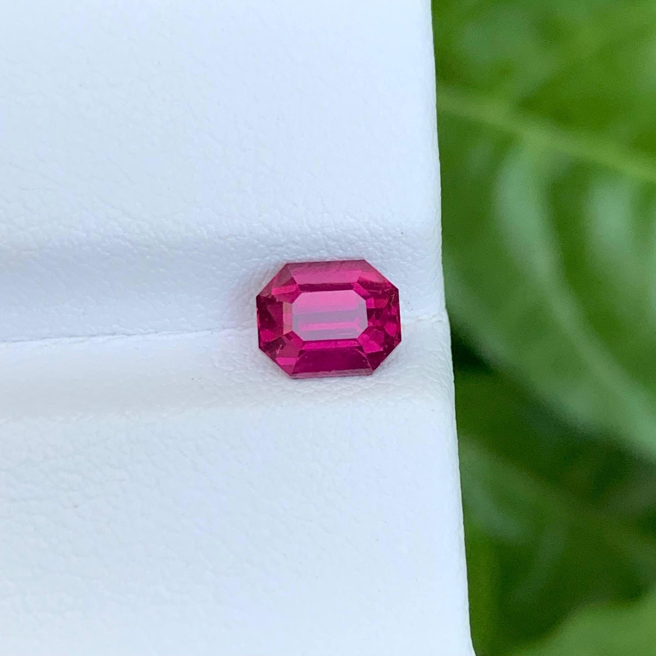 Gewicht 1,55 Karat 
Abmessungen 6.8x5.5x4.4mm
Behandlung Keine 
Herkunft Afrika 
Klarheit VVS 
Form Schliff Smaragd 





Dieser 1,55 Karat schwere, lose, rosarote Granat ist ein auffälliger Edelstein, der aus den edelsteinreichen Ländern Afrikas