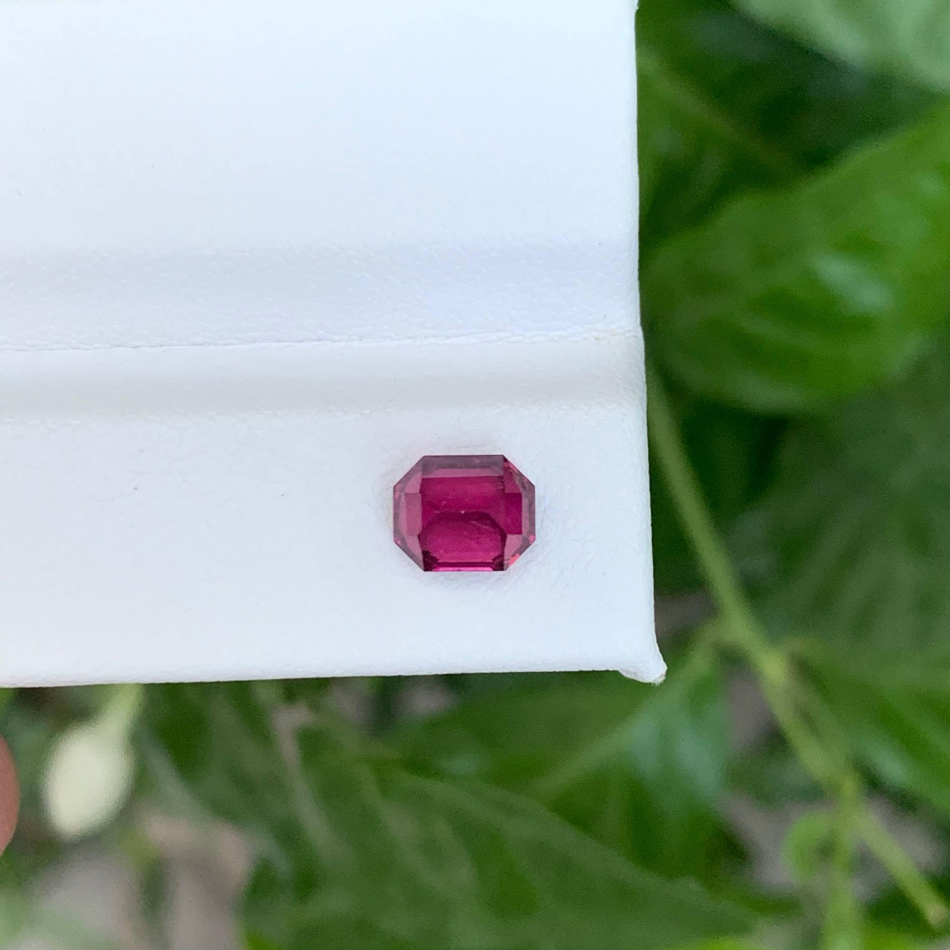 1,55 Karat natürlicher loser rosa-roter Granat Stein Smaragdschliff afrikanischer Edelstein (Moderne) im Angebot