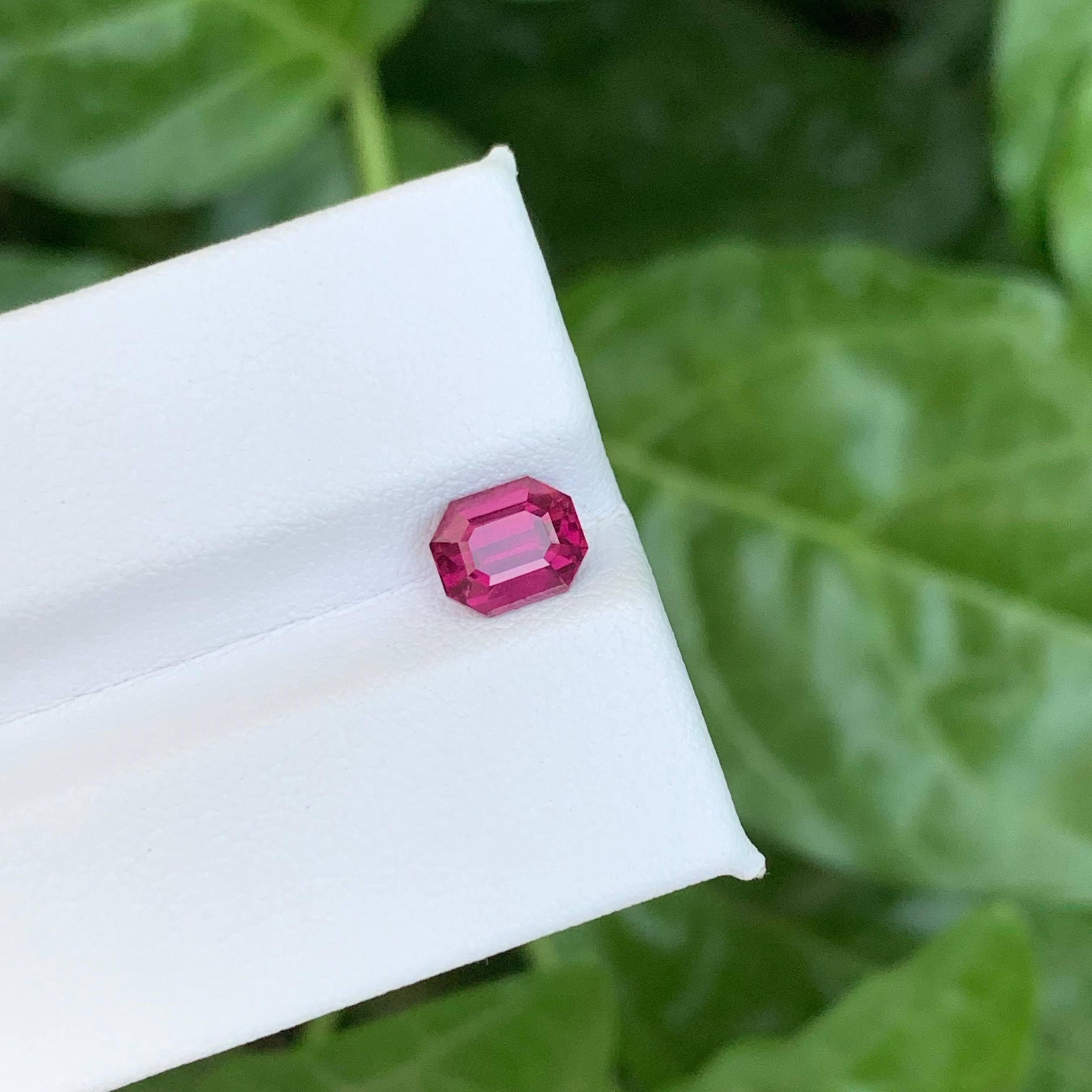 1,55 Karat natürlicher loser rosa-roter Granat Stein Smaragdschliff afrikanischer Edelstein für Damen oder Herren im Angebot