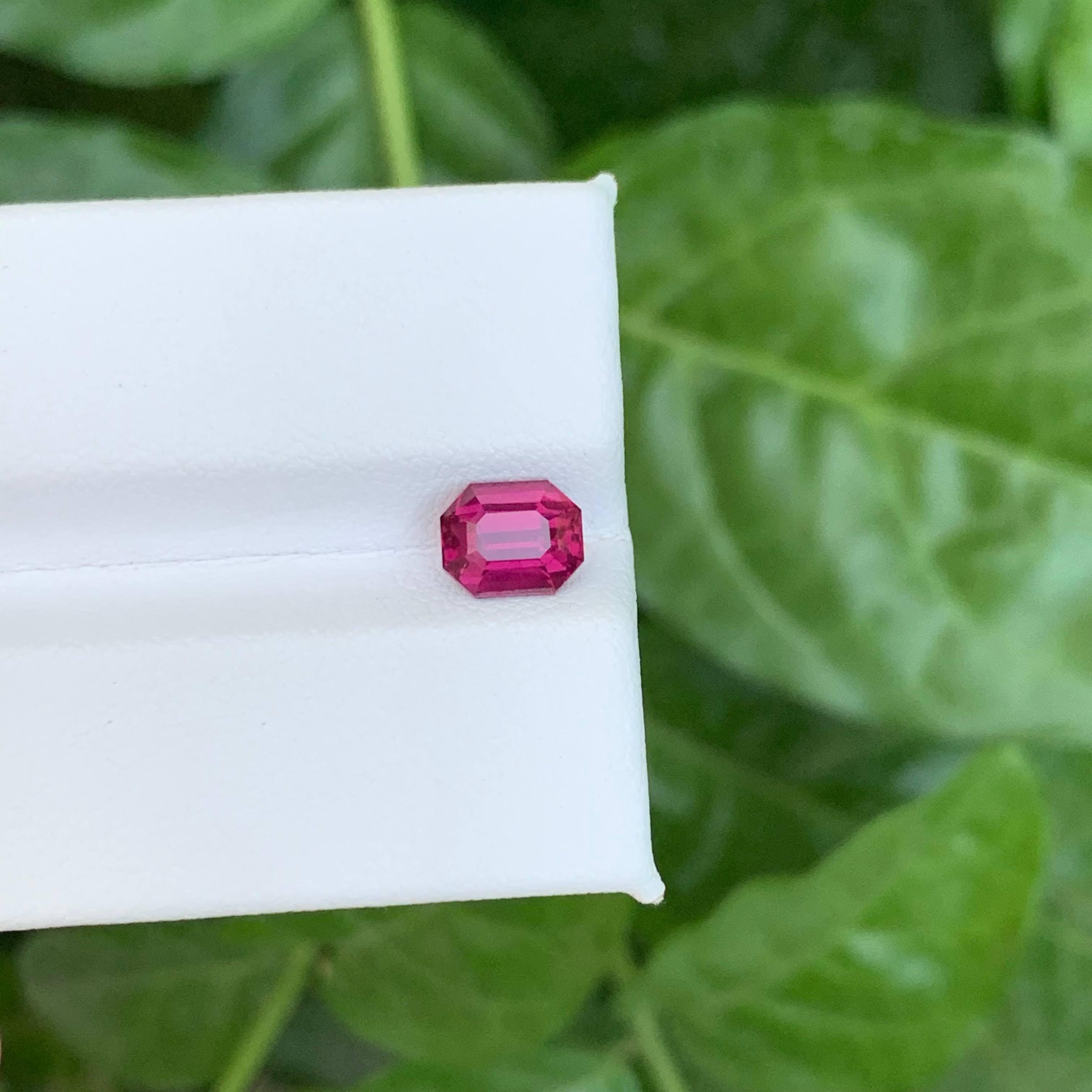 1,55 Karat natürlicher loser rosa-roter Granat Stein Smaragdschliff afrikanischer Edelstein im Angebot 1